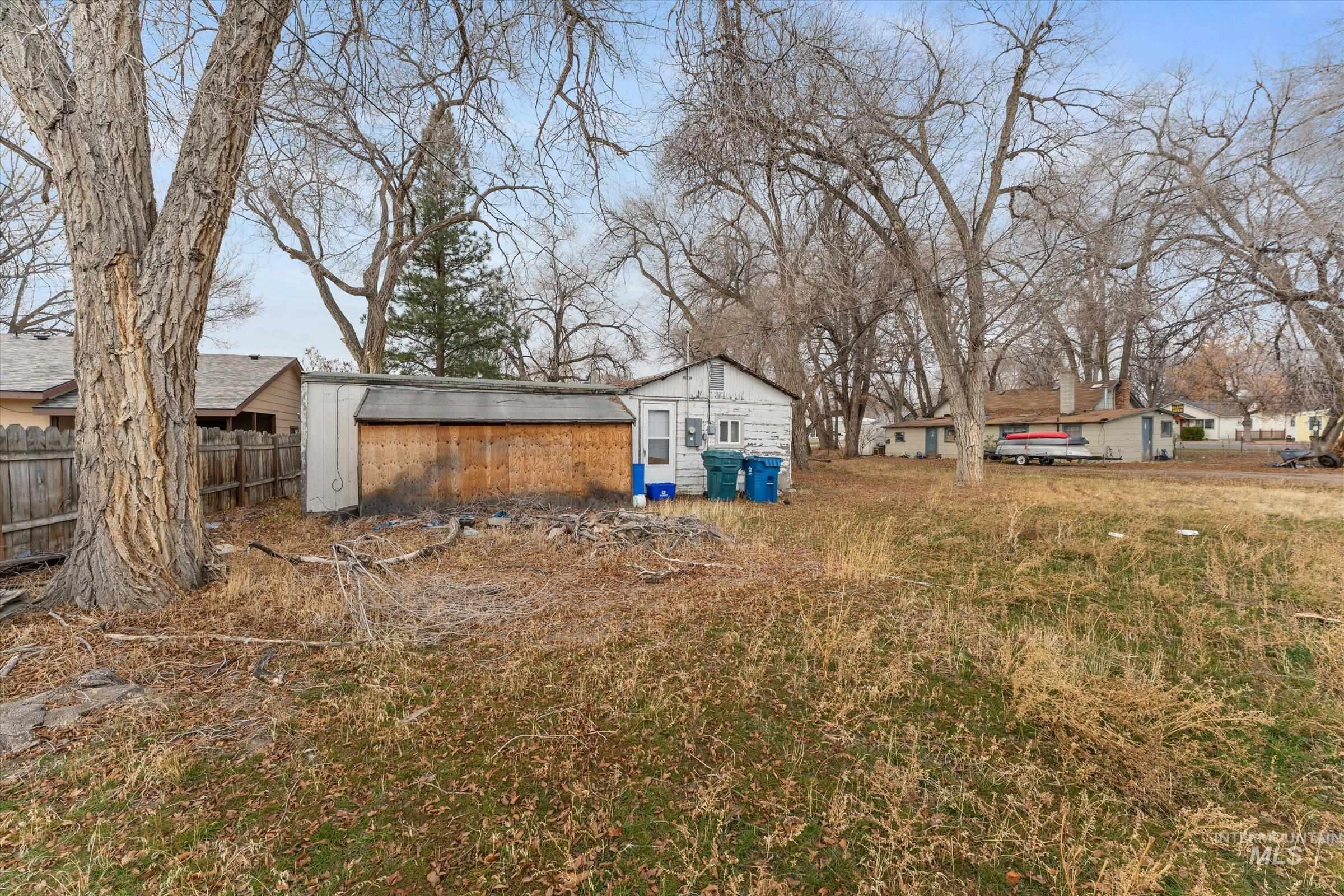 View of yard featuring an outbuilding