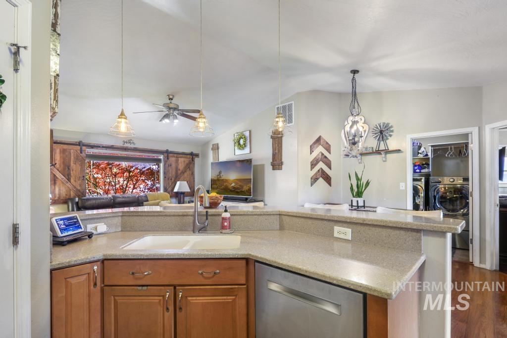 1602 Sommer Street, Twin Falls, Idaho 83301, 3 Bedrooms, 2 Bathrooms, Residential For Sale, Price $350,000,MLS 98969438