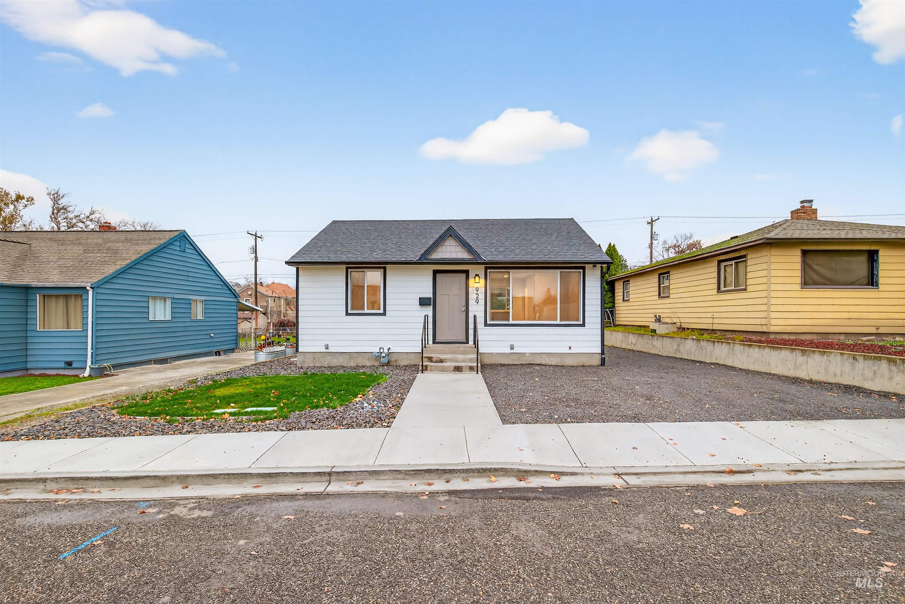 929 10th Street, Clarkston, Washington 99403, 3 Bedrooms, 2 Bathrooms, Residential For Sale, Price $359,000,MLS 98969443