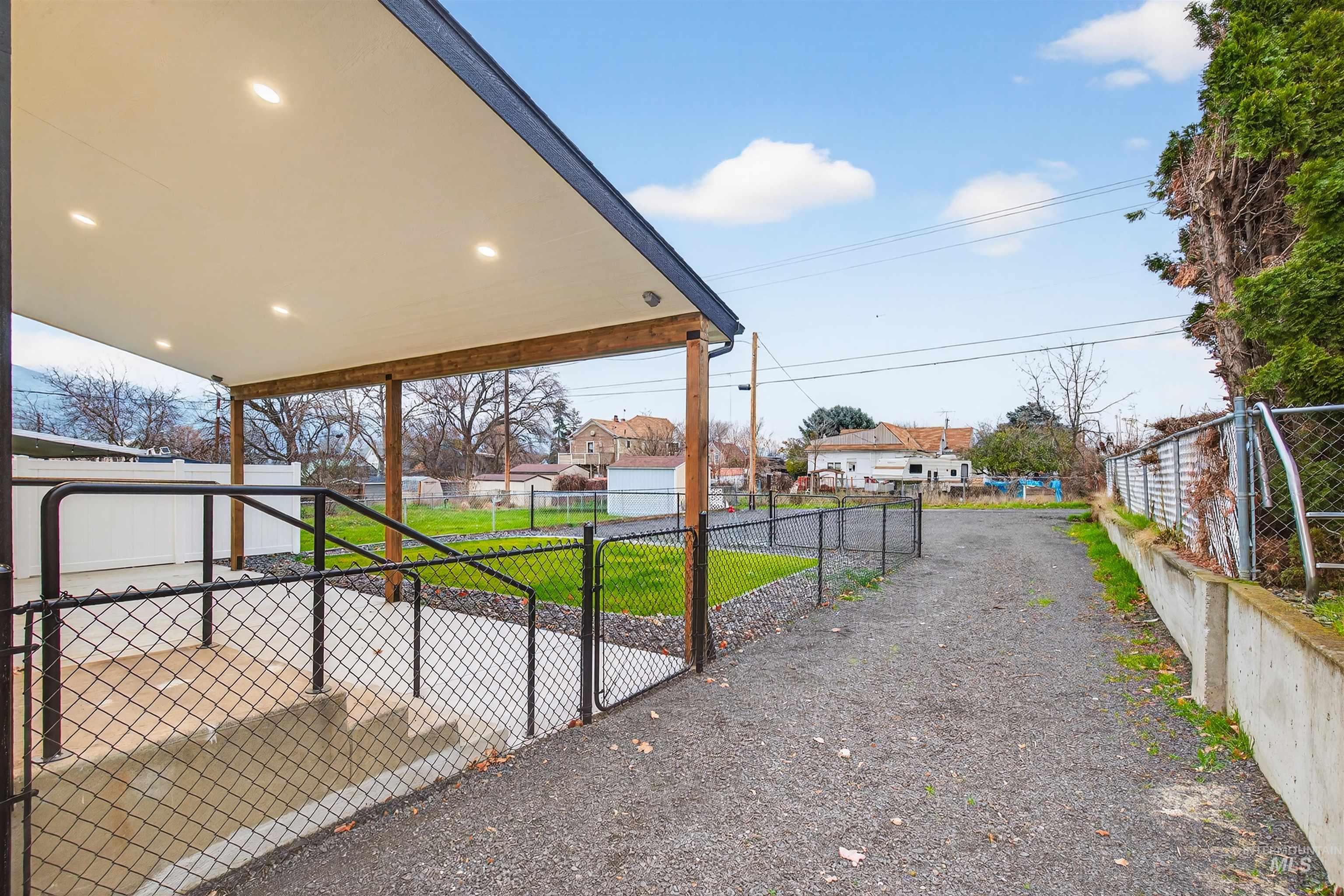 929 10th Street, Clarkston, Washington 99403, 3 Bedrooms, 2 Bathrooms, Residential For Sale, Price $359,000,MLS 98969443