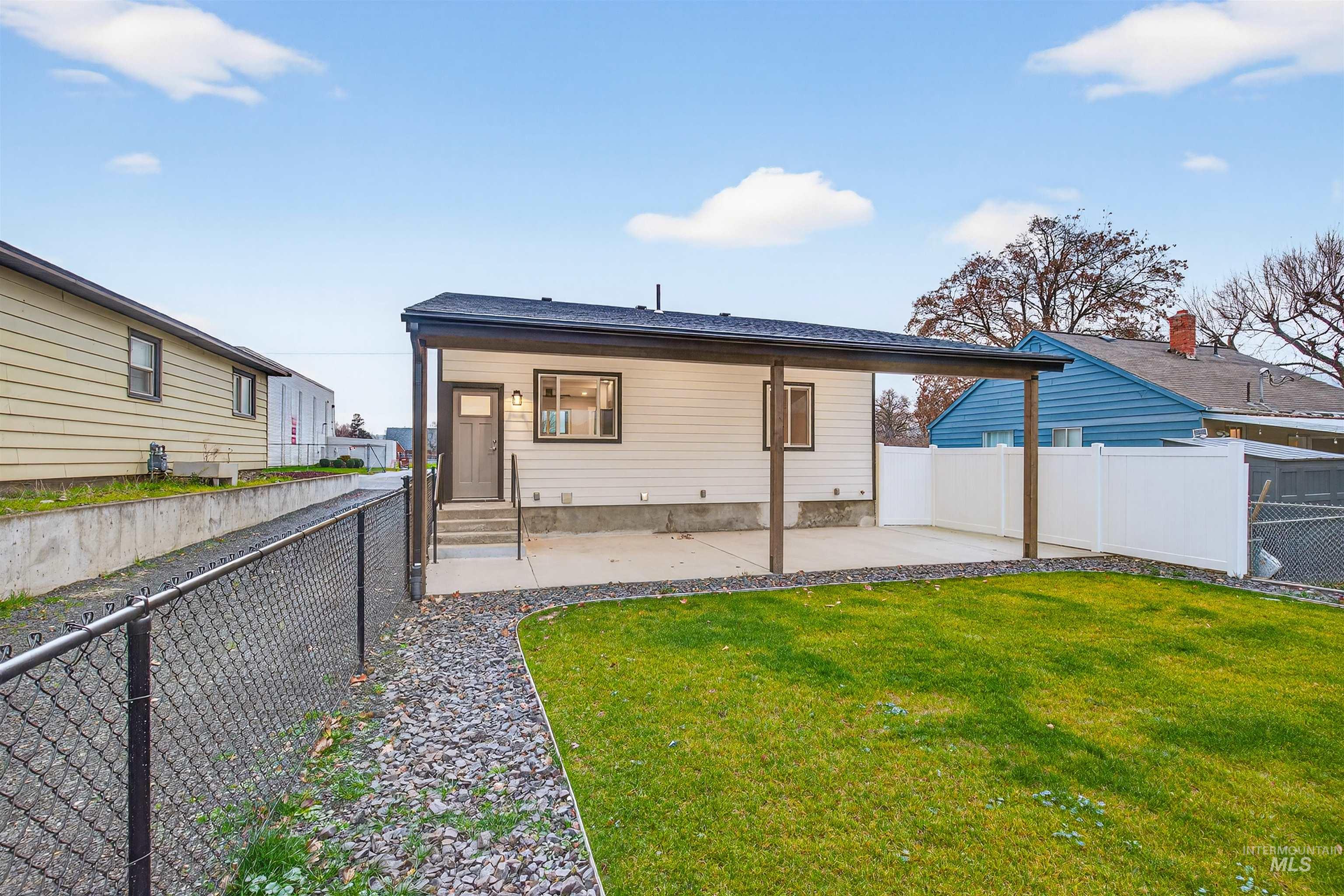 929 10th Street, Clarkston, Washington 99403, 3 Bedrooms, 2 Bathrooms, Residential For Sale, Price $359,000,MLS 98969443