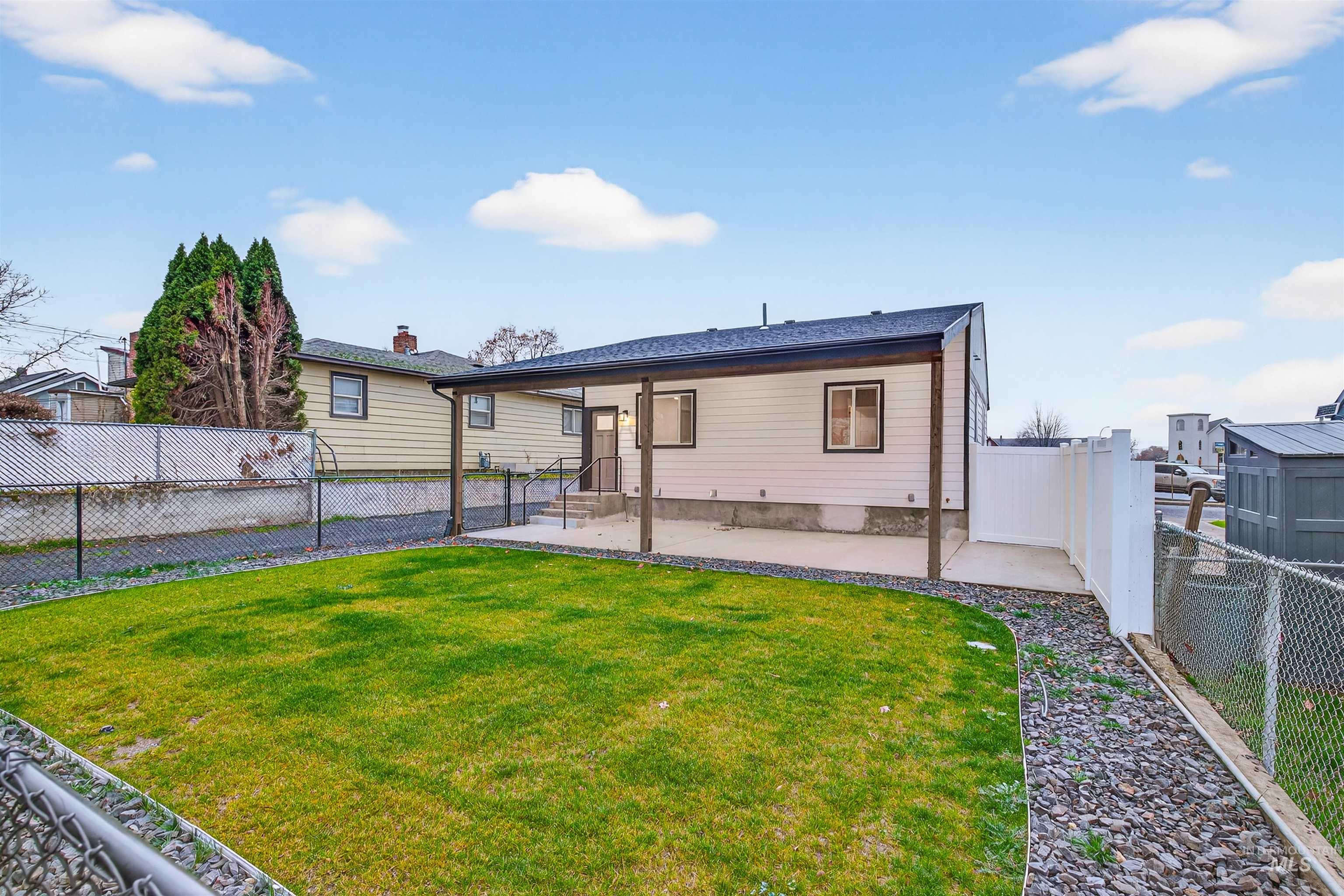 929 10th Street, Clarkston, Washington 99403, 3 Bedrooms, 2 Bathrooms, Residential For Sale, Price $359,000,MLS 98969443