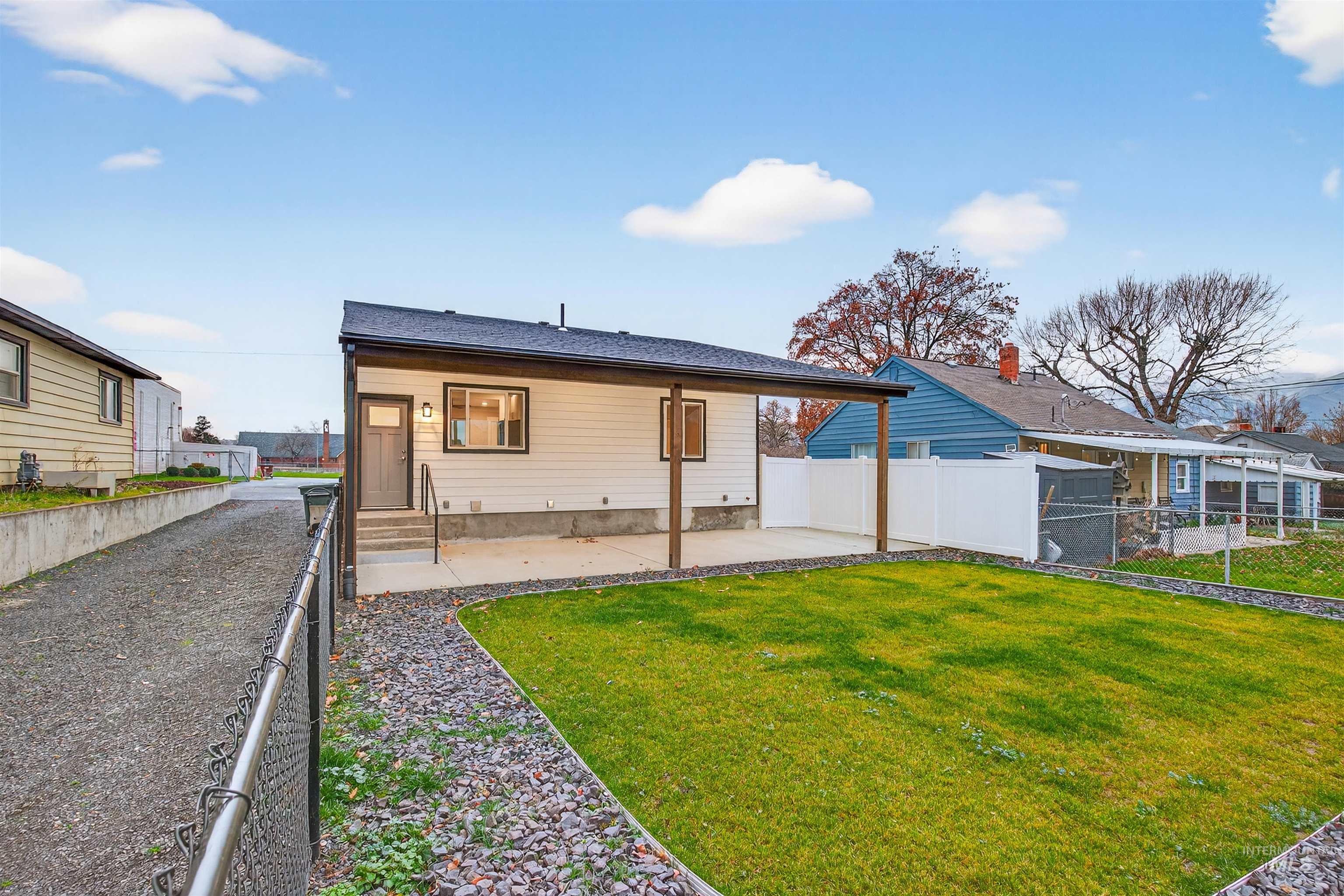 929 10th Street, Clarkston, Washington 99403, 3 Bedrooms, 2 Bathrooms, Residential For Sale, Price $359,000,MLS 98969443