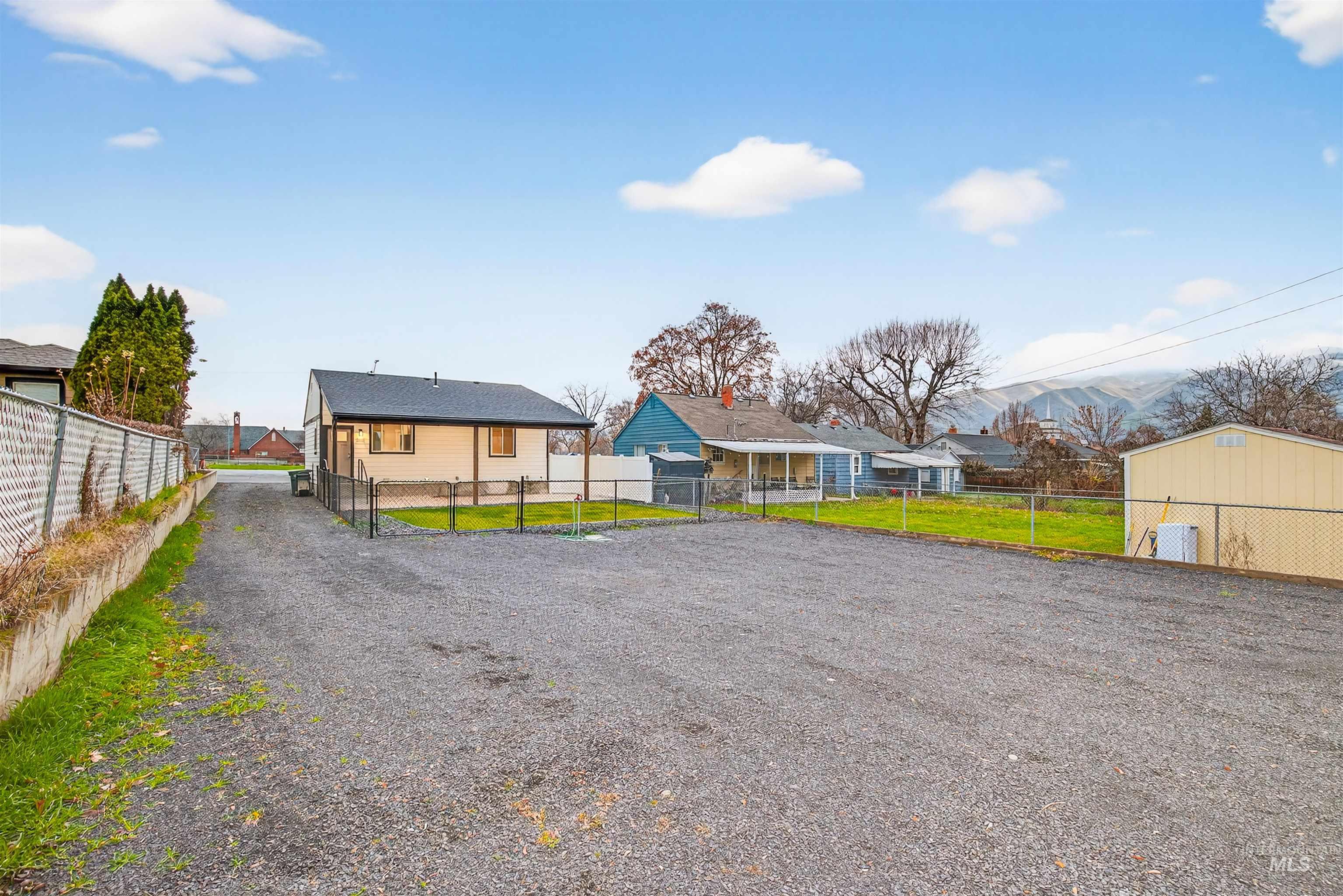 929 10th Street, Clarkston, Washington 99403, 3 Bedrooms, 2 Bathrooms, Residential For Sale, Price $359,000,MLS 98969443