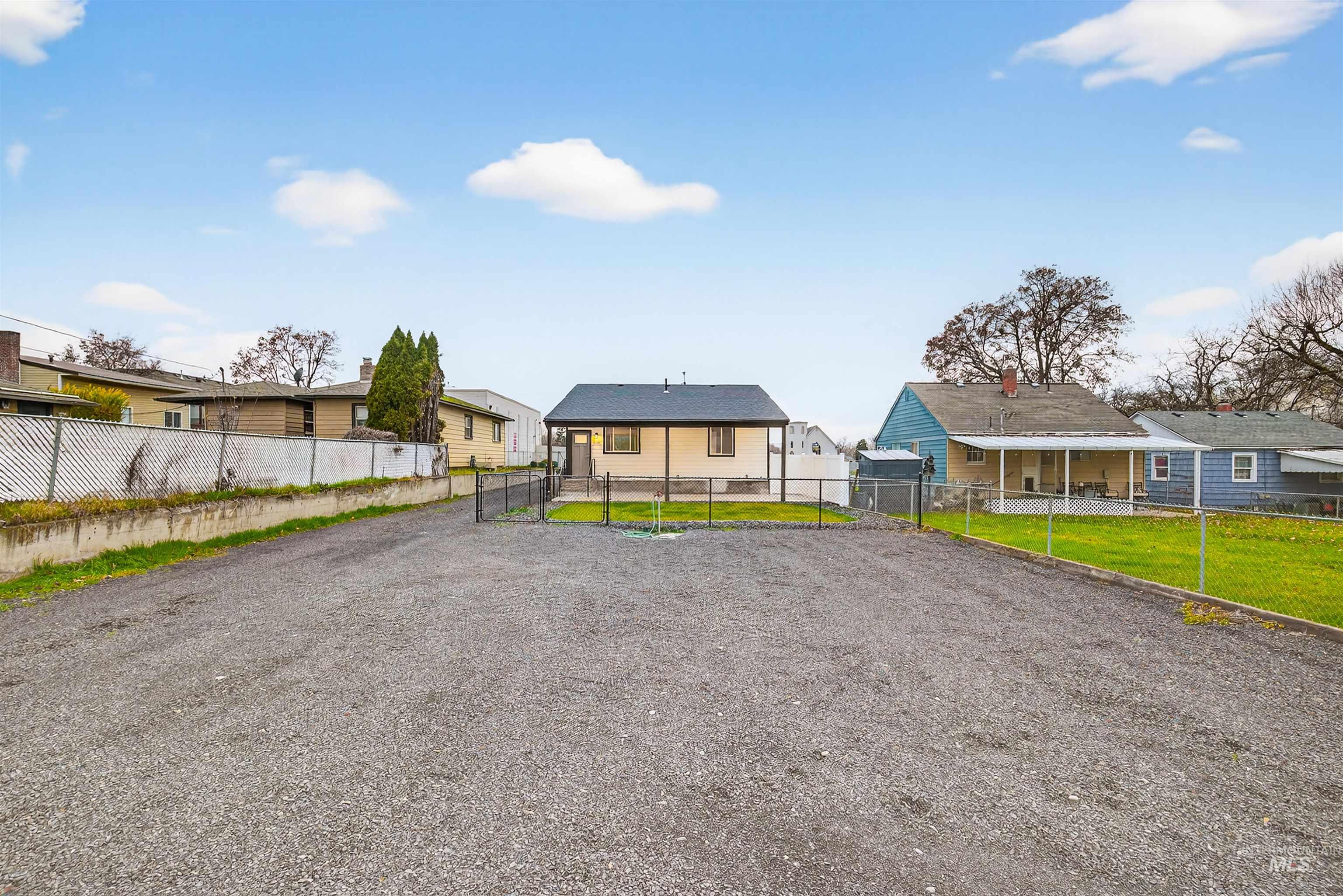 929 10th Street, Clarkston, Washington 99403, 3 Bedrooms, 2 Bathrooms, Residential For Sale, Price $359,000,MLS 98969443