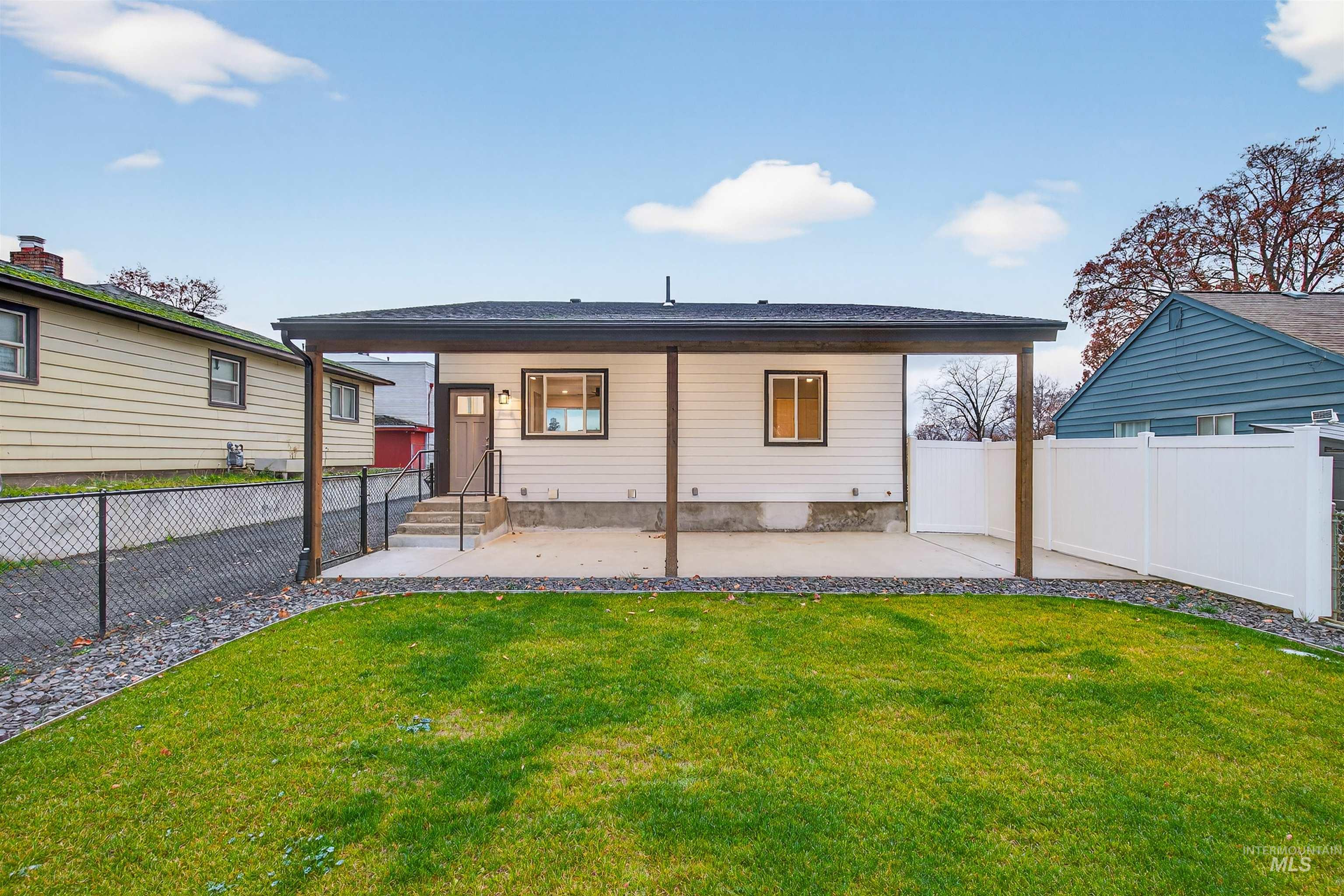 929 10th Street, Clarkston, Washington 99403, 3 Bedrooms, 2 Bathrooms, Residential For Sale, Price $359,000,MLS 98969443