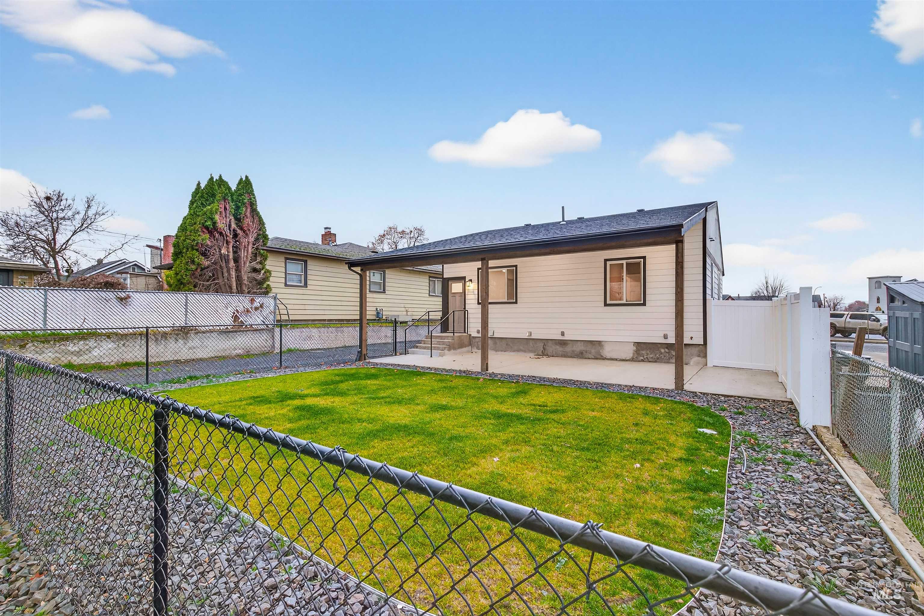 929 10th Street, Clarkston, Washington 99403, 3 Bedrooms, 2 Bathrooms, Residential For Sale, Price $359,000,MLS 98969443