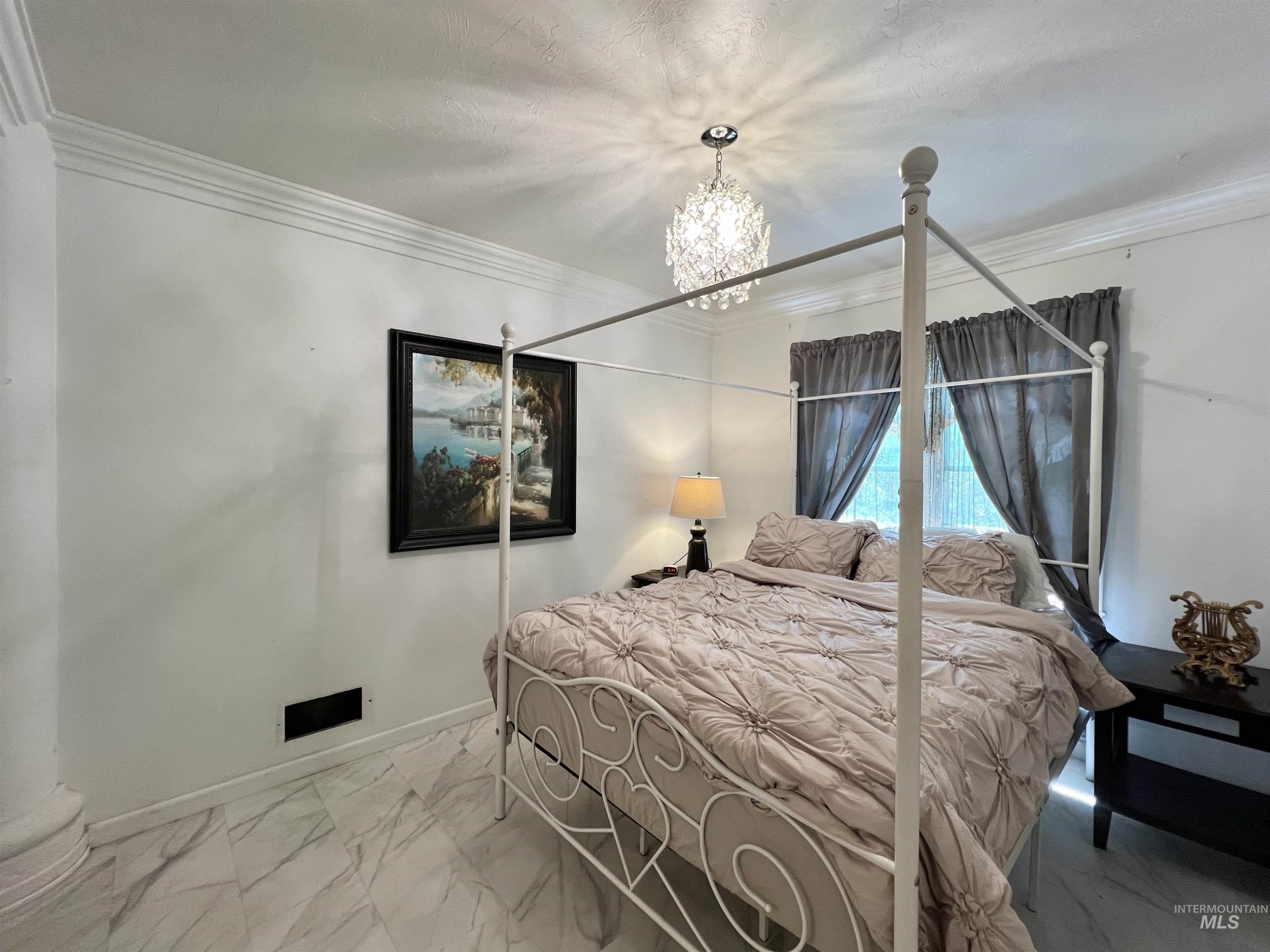 710 Locust St, Twin Falls, Idaho 83301-6949, 4 Bedrooms, 2 Bathrooms, Residential For Sale, Price $379,900,MLS 98969449