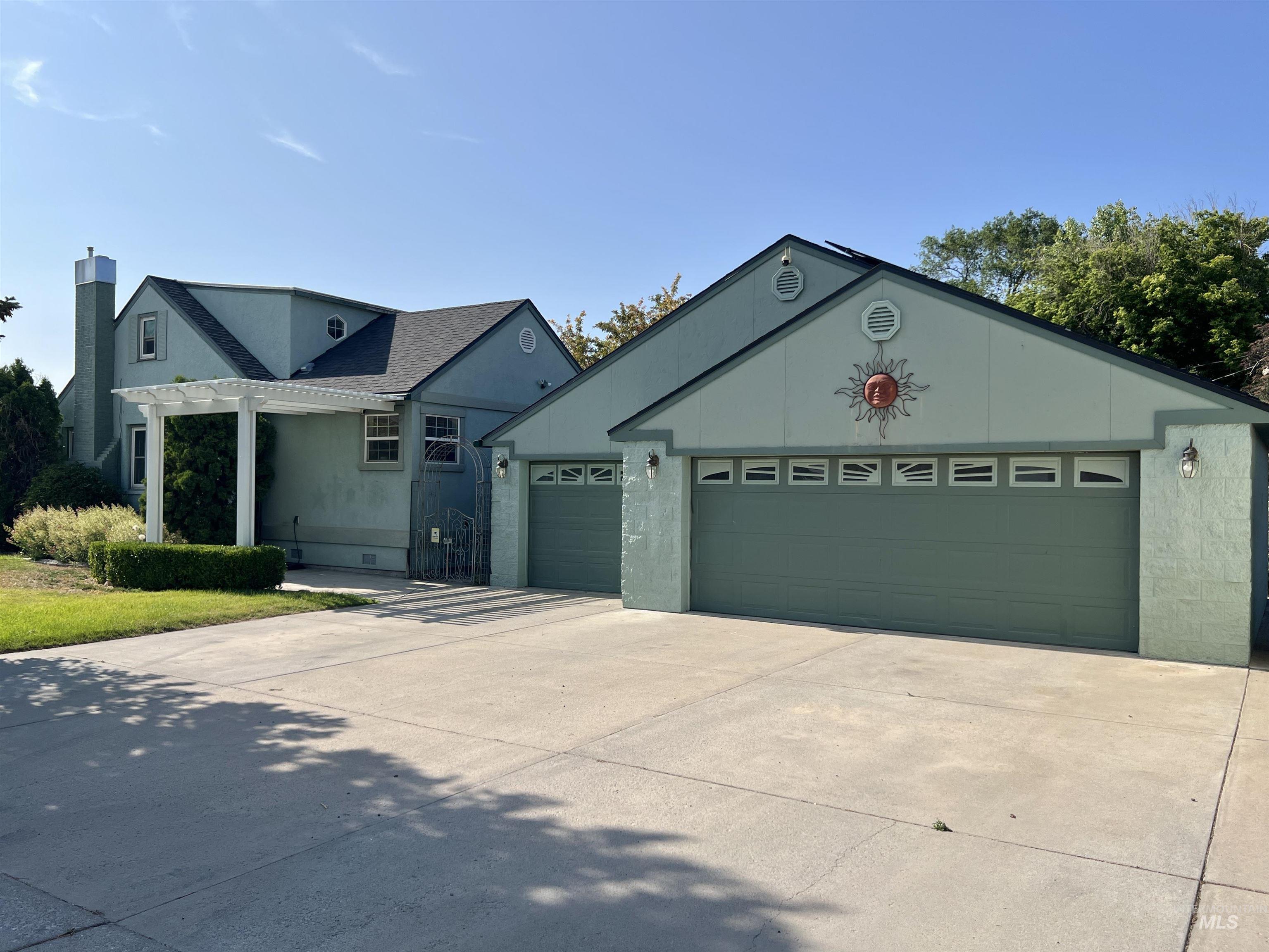 710 Locust St, Twin Falls, Idaho 83301-6949, 4 Bedrooms, 2 Bathrooms, Residential For Sale, Price $379,900,MLS 98969449