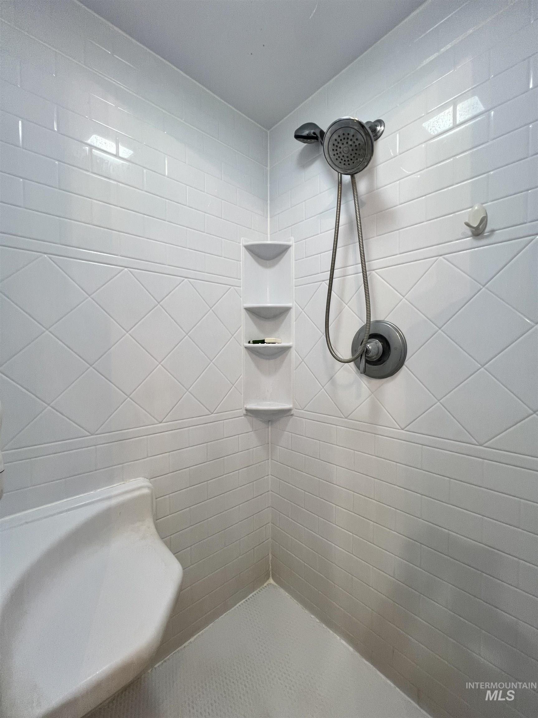 710 Locust St, Twin Falls, Idaho 83301-6949, 4 Bedrooms, 2 Bathrooms, Residential For Sale, Price $379,900,MLS 98969449