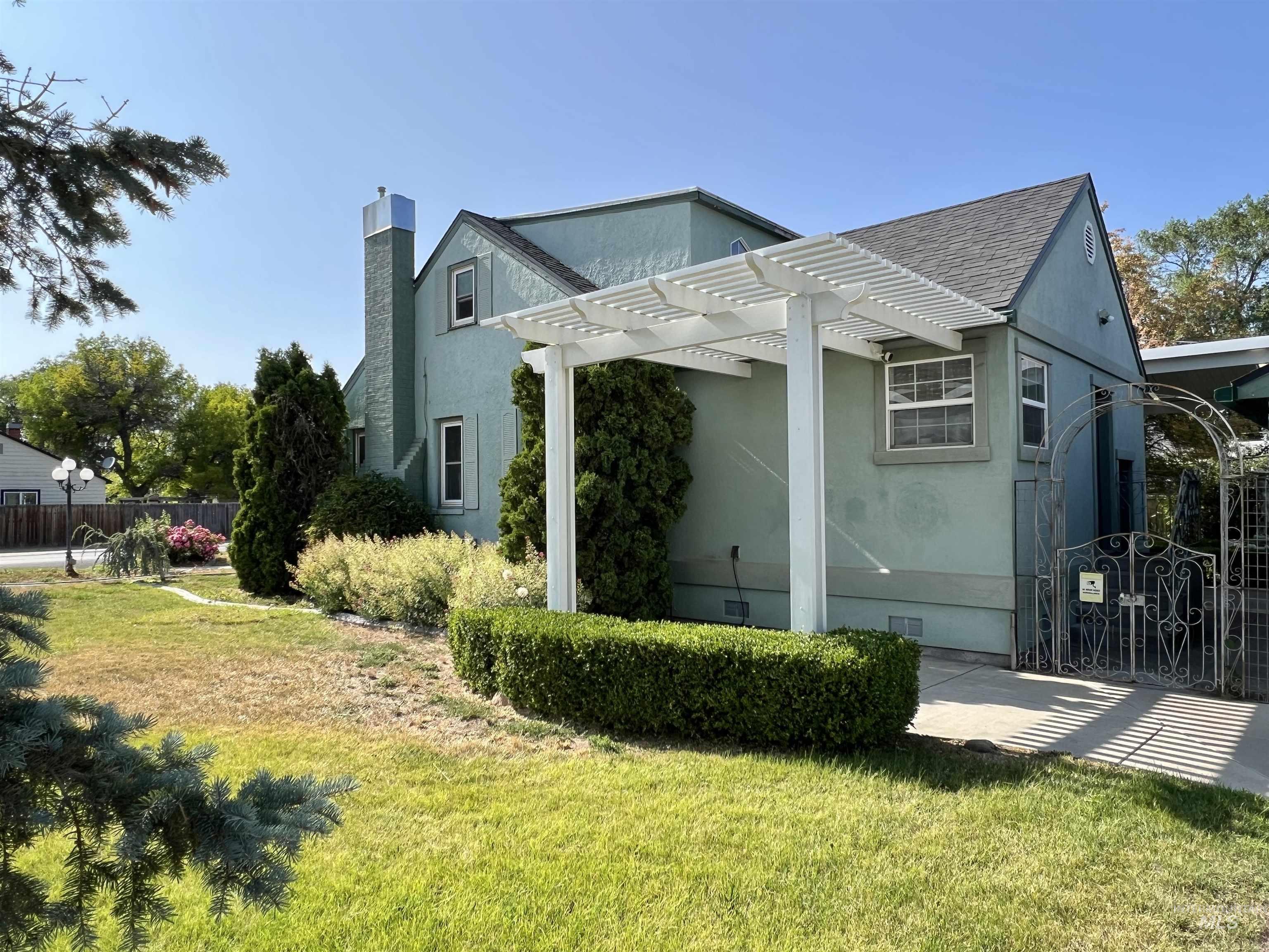 710 Locust St, Twin Falls, Idaho 83301-6949, 4 Bedrooms, 2 Bathrooms, Residential For Sale, Price $379,900,MLS 98969449