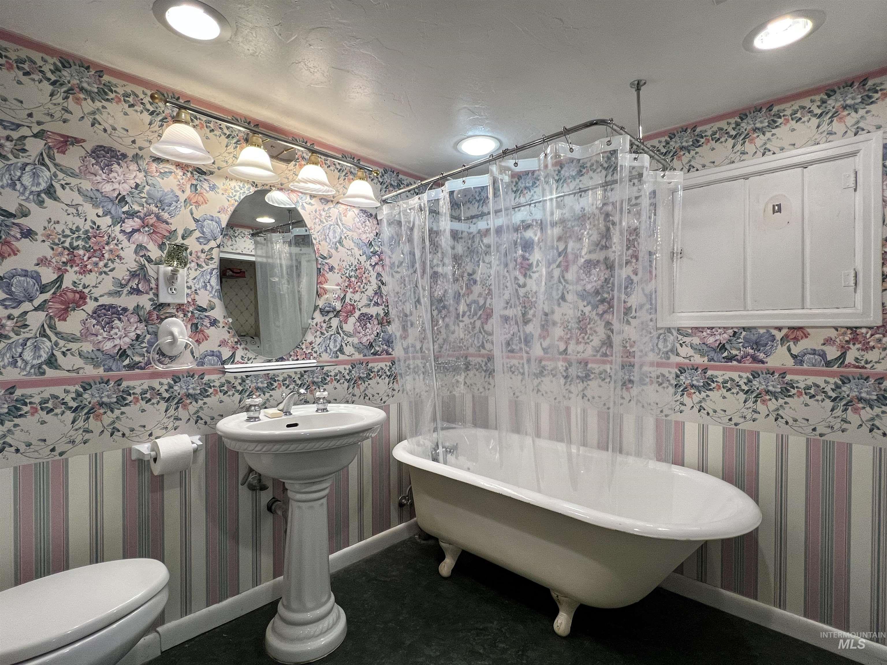 710 Locust St, Twin Falls, Idaho 83301-6949, 4 Bedrooms, 2 Bathrooms, Residential For Sale, Price $379,900,MLS 98969449