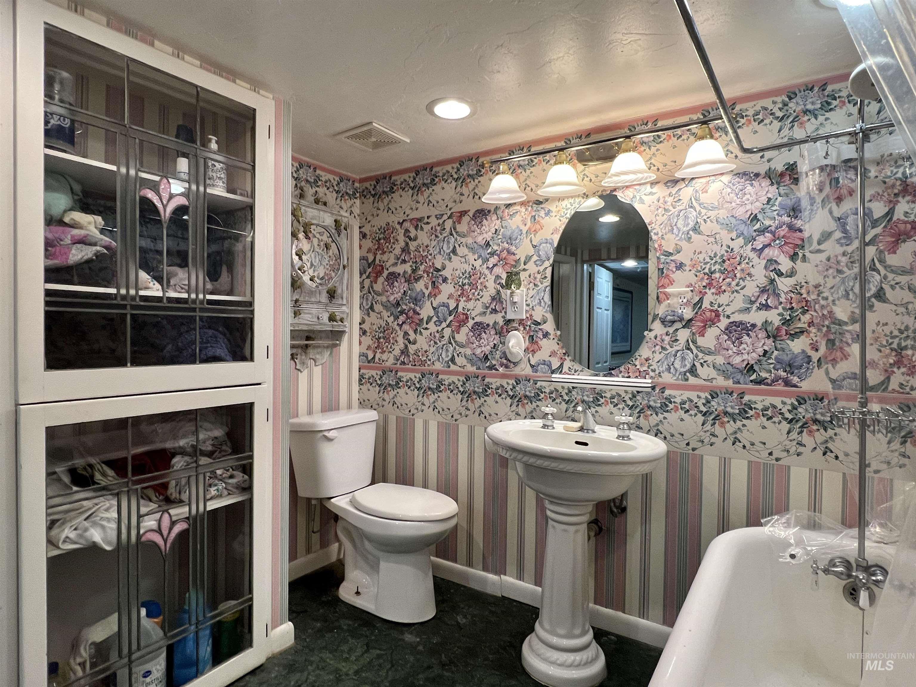 710 Locust St, Twin Falls, Idaho 83301-6949, 4 Bedrooms, 2 Bathrooms, Residential For Sale, Price $379,900,MLS 98969449