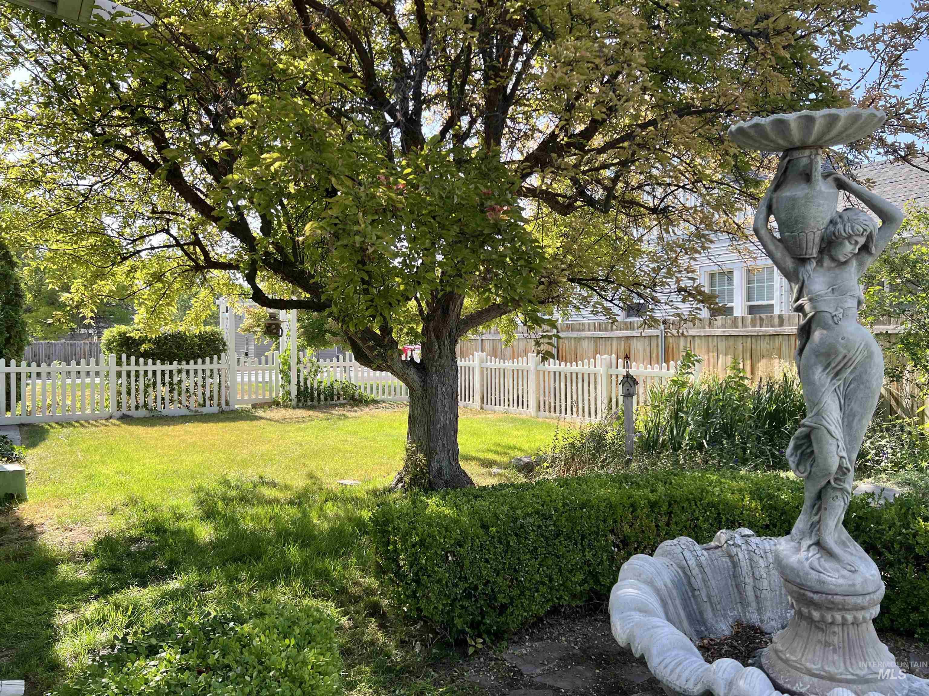 710 Locust St, Twin Falls, Idaho 83301-6949, 4 Bedrooms, 2 Bathrooms, Residential For Sale, Price $379,900,MLS 98969449