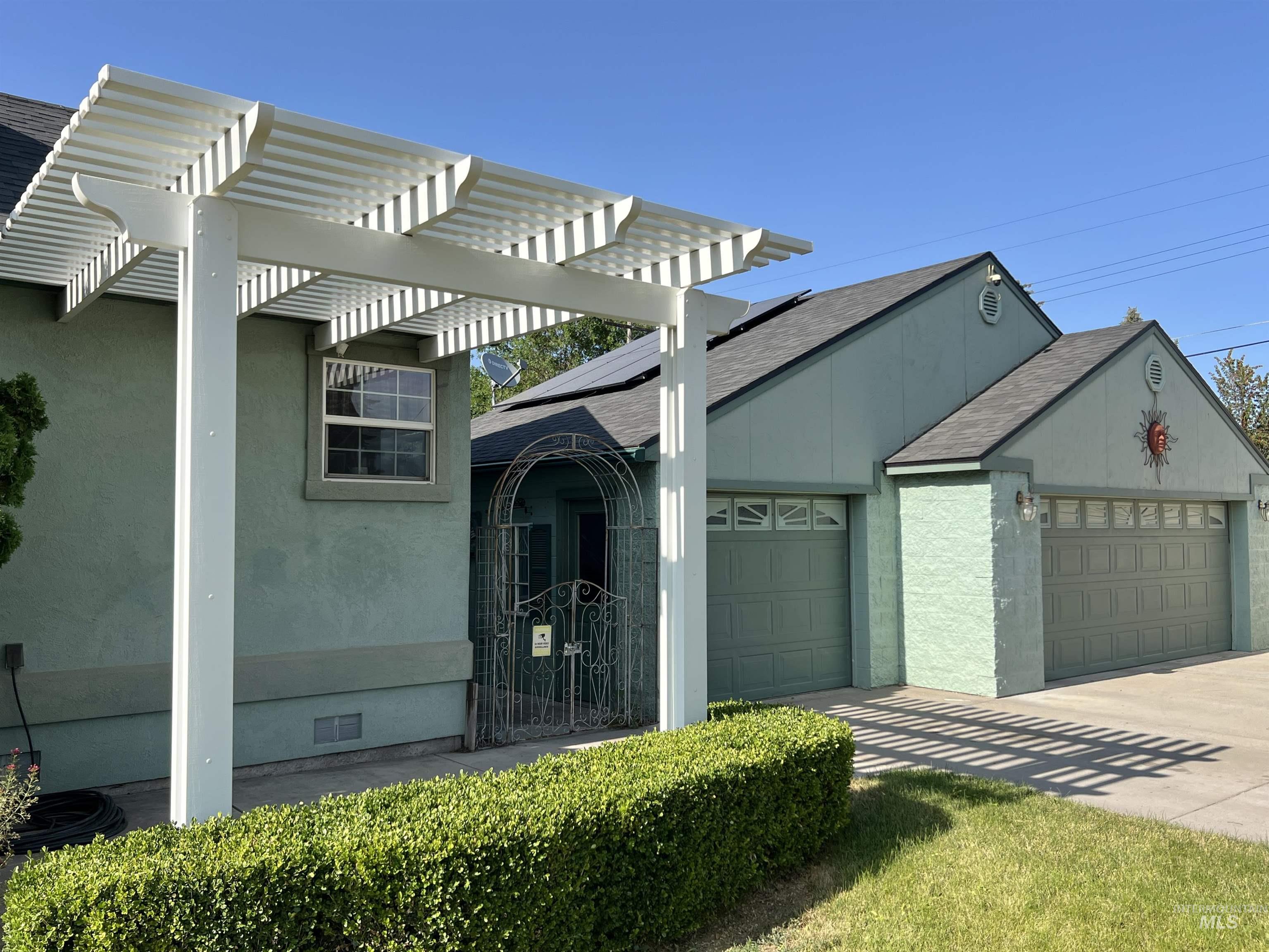 710 Locust St, Twin Falls, Idaho 83301-6949, 4 Bedrooms, 2 Bathrooms, Residential For Sale, Price $379,900,MLS 98969449