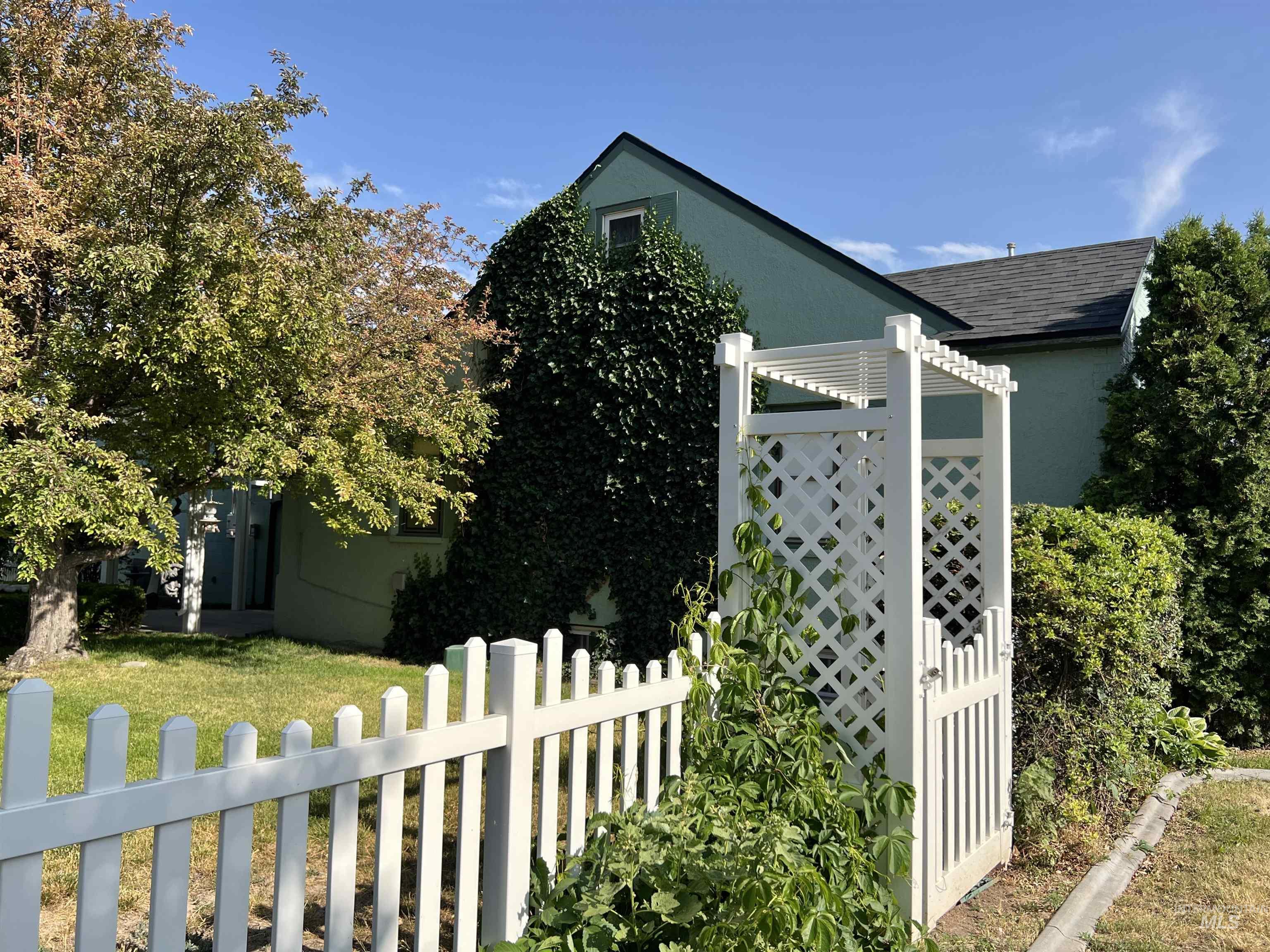 710 Locust St, Twin Falls, Idaho 83301-6949, 4 Bedrooms, 2 Bathrooms, Residential For Sale, Price $379,900,MLS 98969449