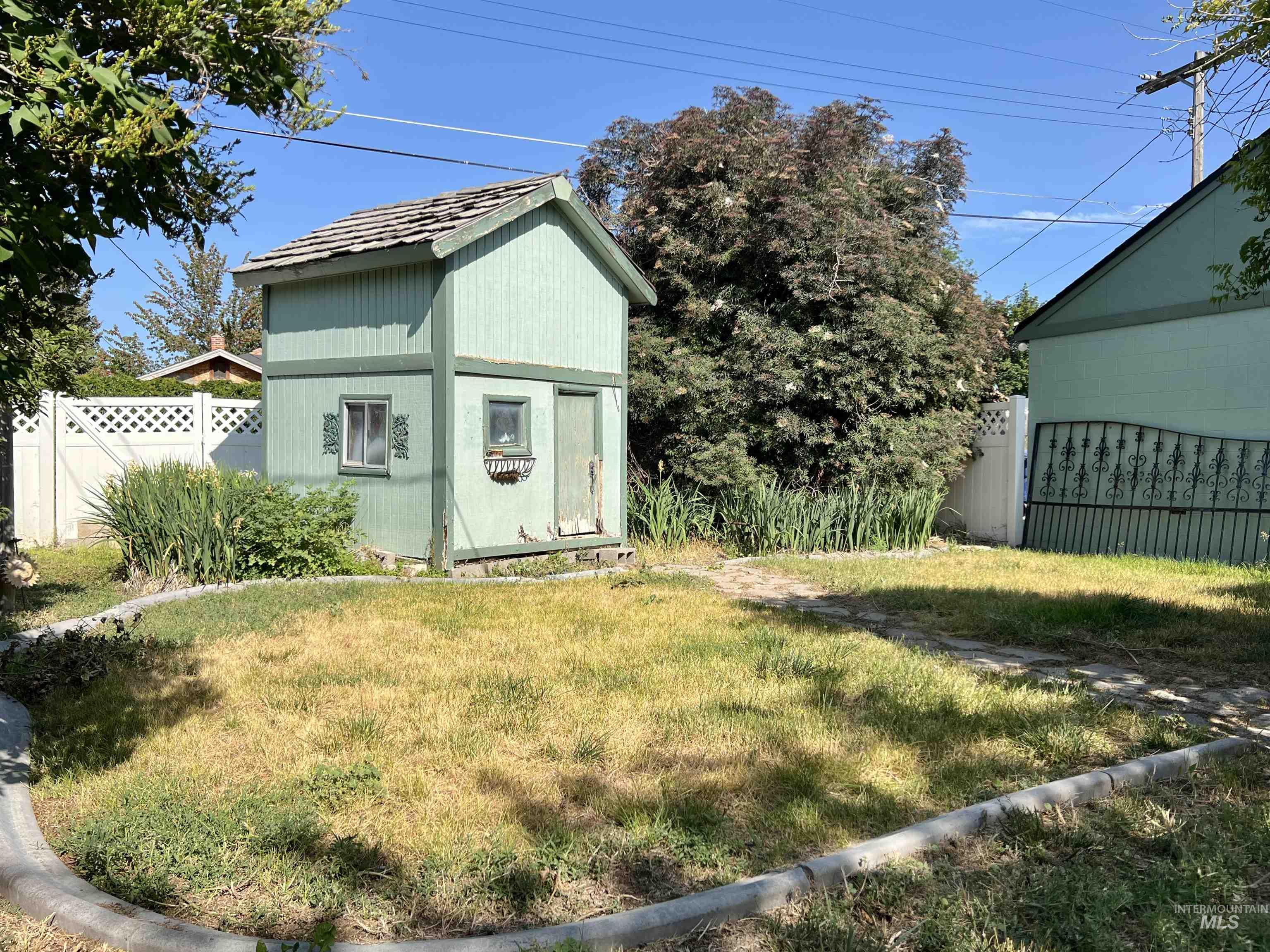 710 Locust St, Twin Falls, Idaho 83301-6949, 4 Bedrooms, 2 Bathrooms, Residential For Sale, Price $379,900,MLS 98969449