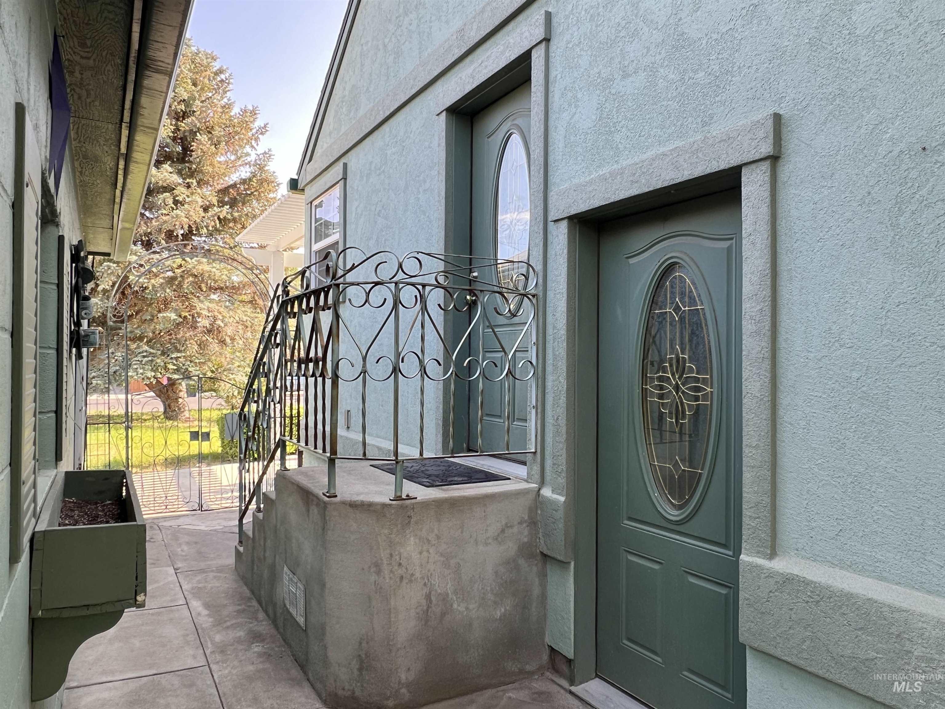 710 Locust St, Twin Falls, Idaho 83301-6949, 4 Bedrooms, 2 Bathrooms, Residential For Sale, Price $379,900,MLS 98969449