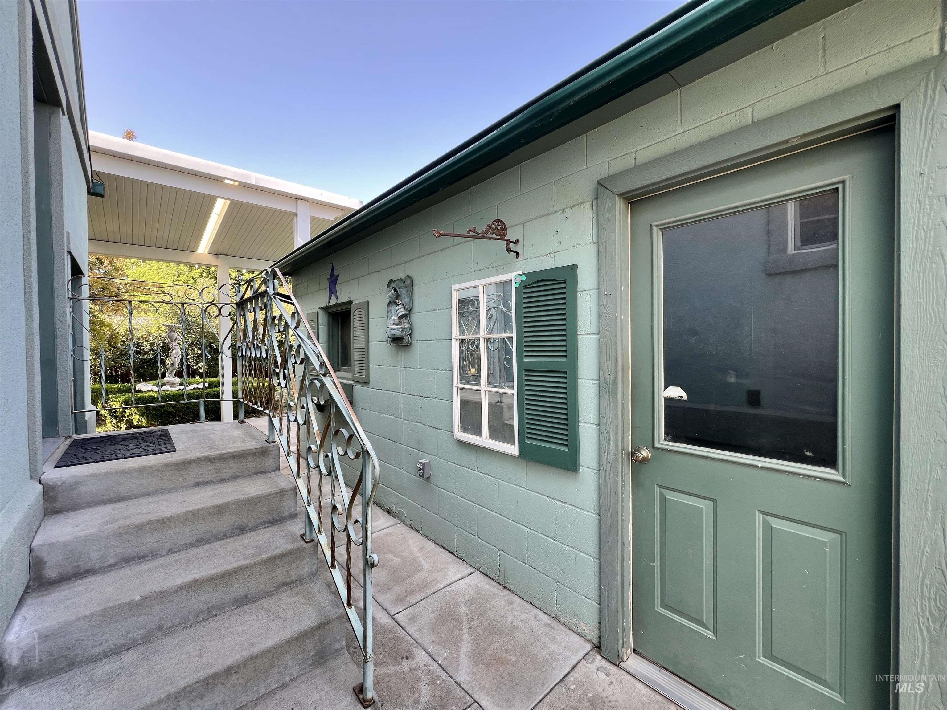 710 Locust St, Twin Falls, Idaho 83301-6949, 4 Bedrooms, 2 Bathrooms, Residential For Sale, Price $379,900,MLS 98969449