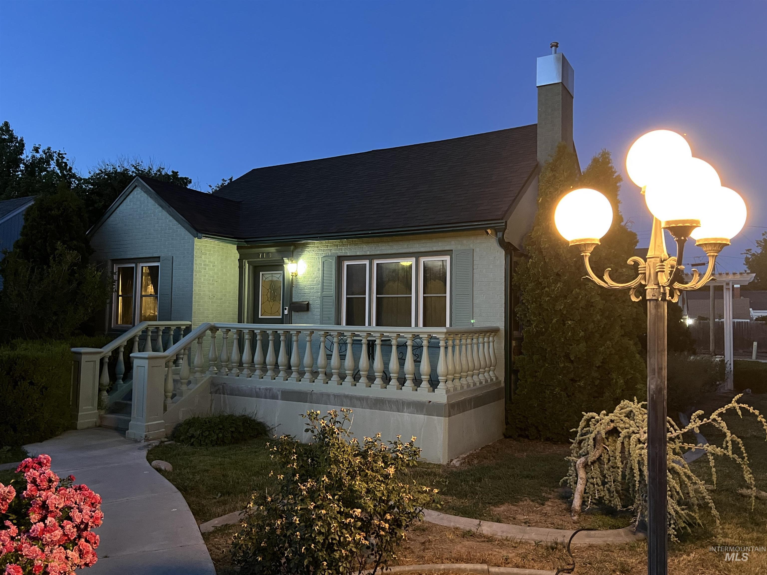 710 Locust St, Twin Falls, Idaho 83301-6949, 4 Bedrooms, 2 Bathrooms, Residential For Sale, Price $379,900,MLS 98969449