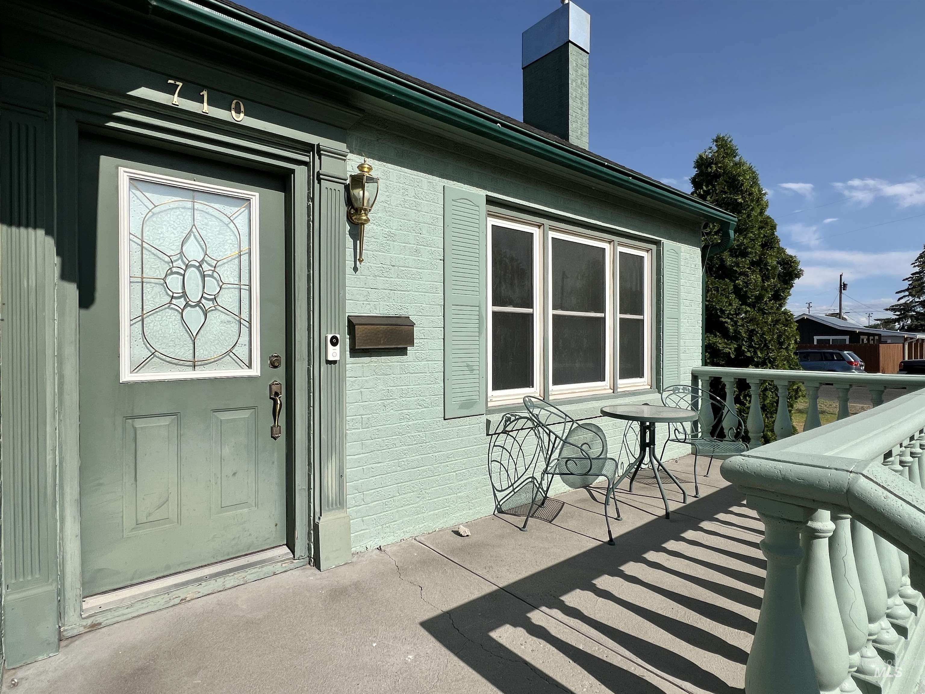 710 Locust St, Twin Falls, Idaho 83301-6949, 4 Bedrooms, 2 Bathrooms, Residential For Sale, Price $379,900,MLS 98969449