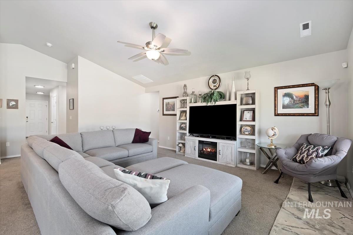 11518 Maidstone Dr, Caldwell, Idaho 83605-5973, 3 Bedrooms, 2 Bathrooms, Residential For Sale, Price $385,000,MLS 98969456