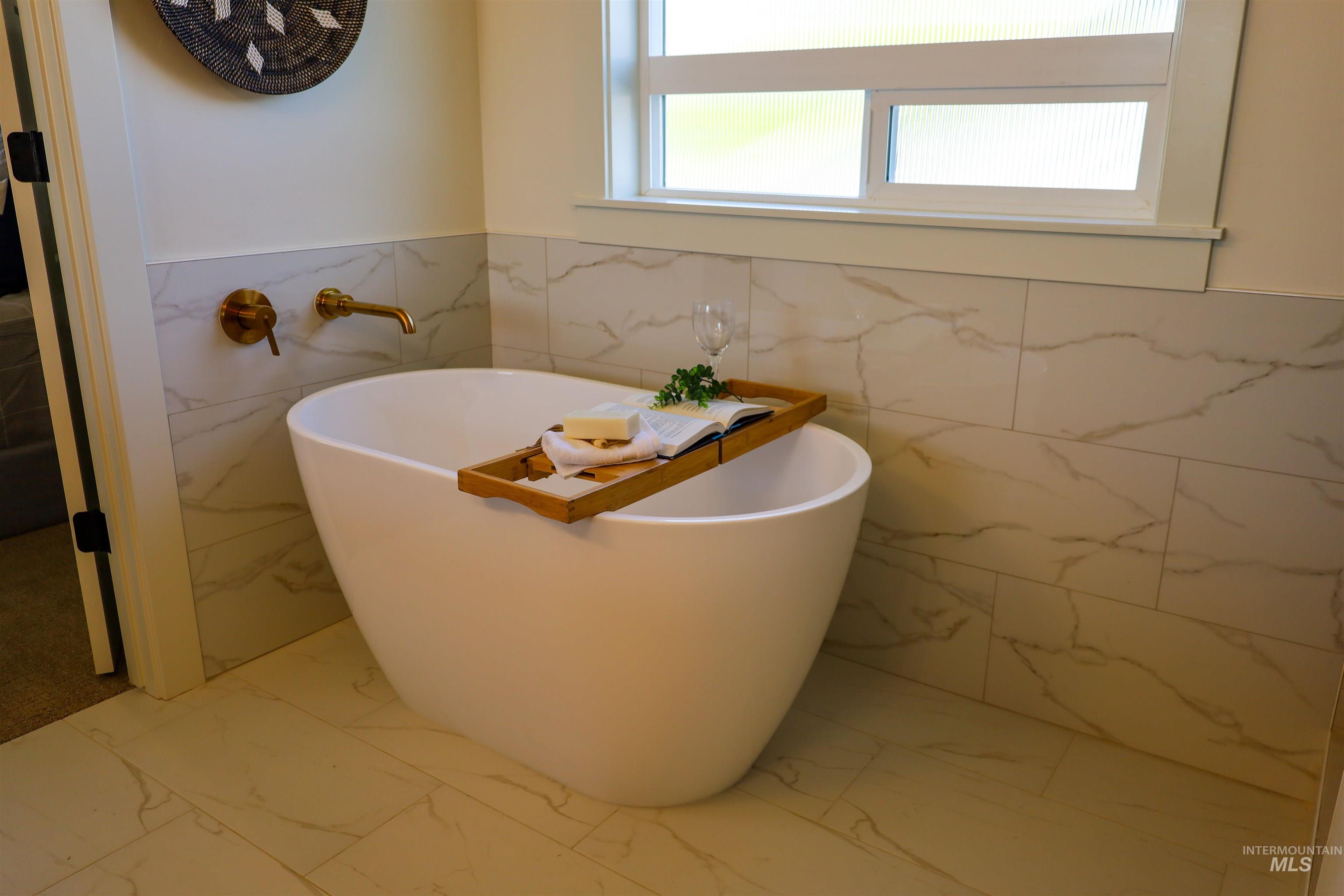 1038 E Fleetwood Ct, Boise, Idaho 83706, 4 Bedrooms, 2.5 Bathrooms, Residential For Sale, Price $769,000,MLS 98969470