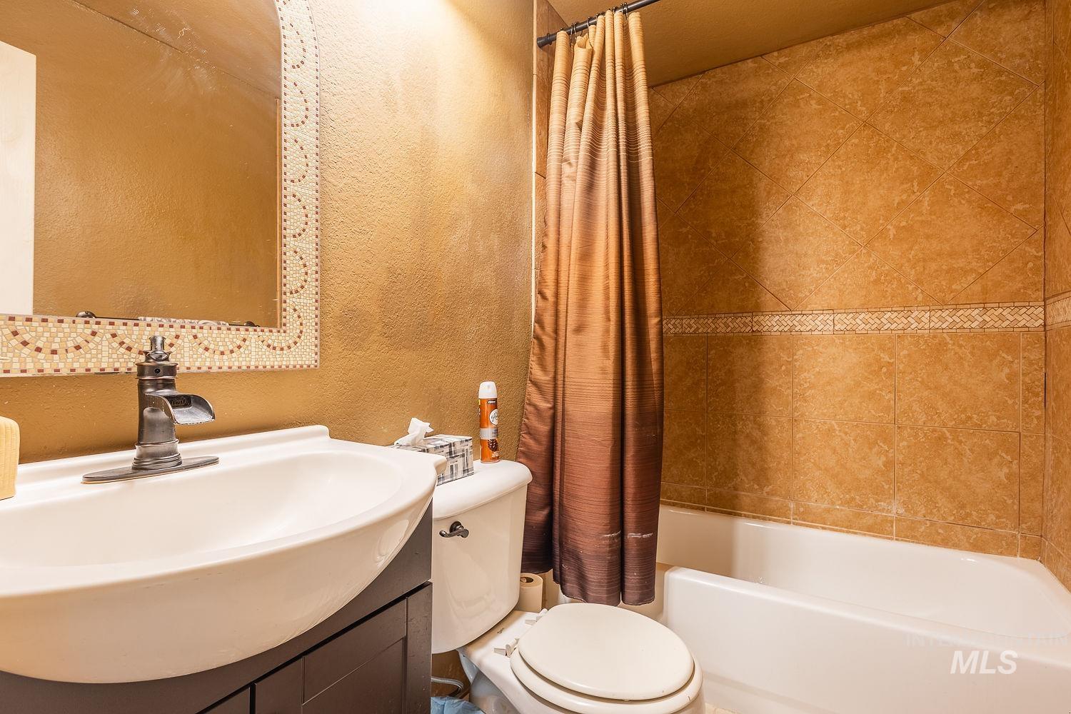 Full bath with vanity and shower / tub combo