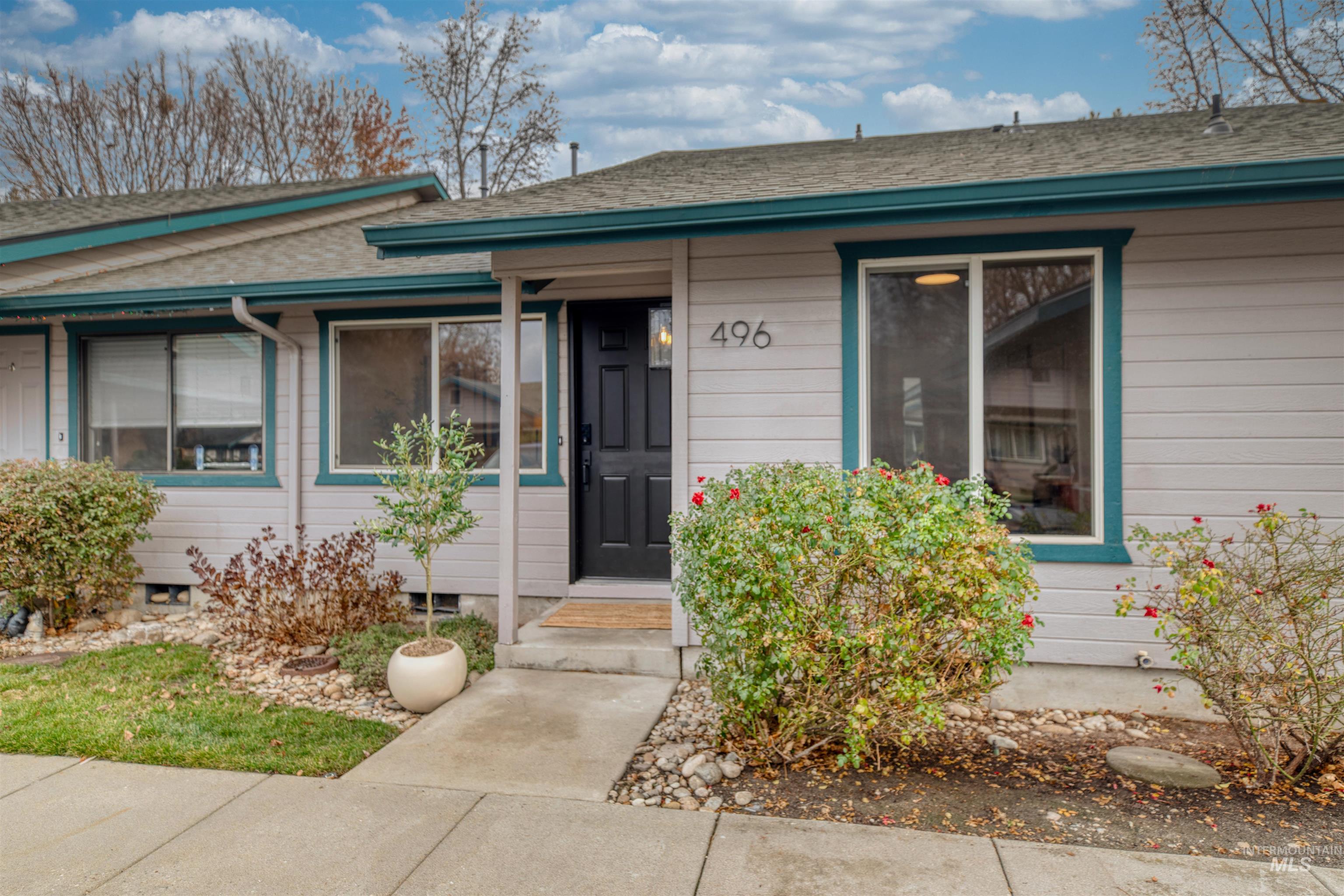 Entrance to property featuring a shingled roof