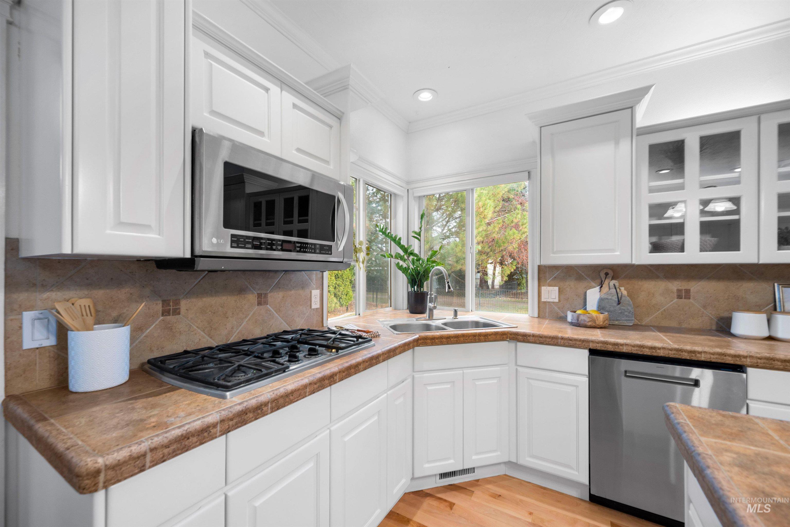 1640 S Lakemoor Way, Eagle, Idaho 83616-6360, 4 Bedrooms, 3.5 Bathrooms, Residential For Sale, Price $850,000,MLS 98969509