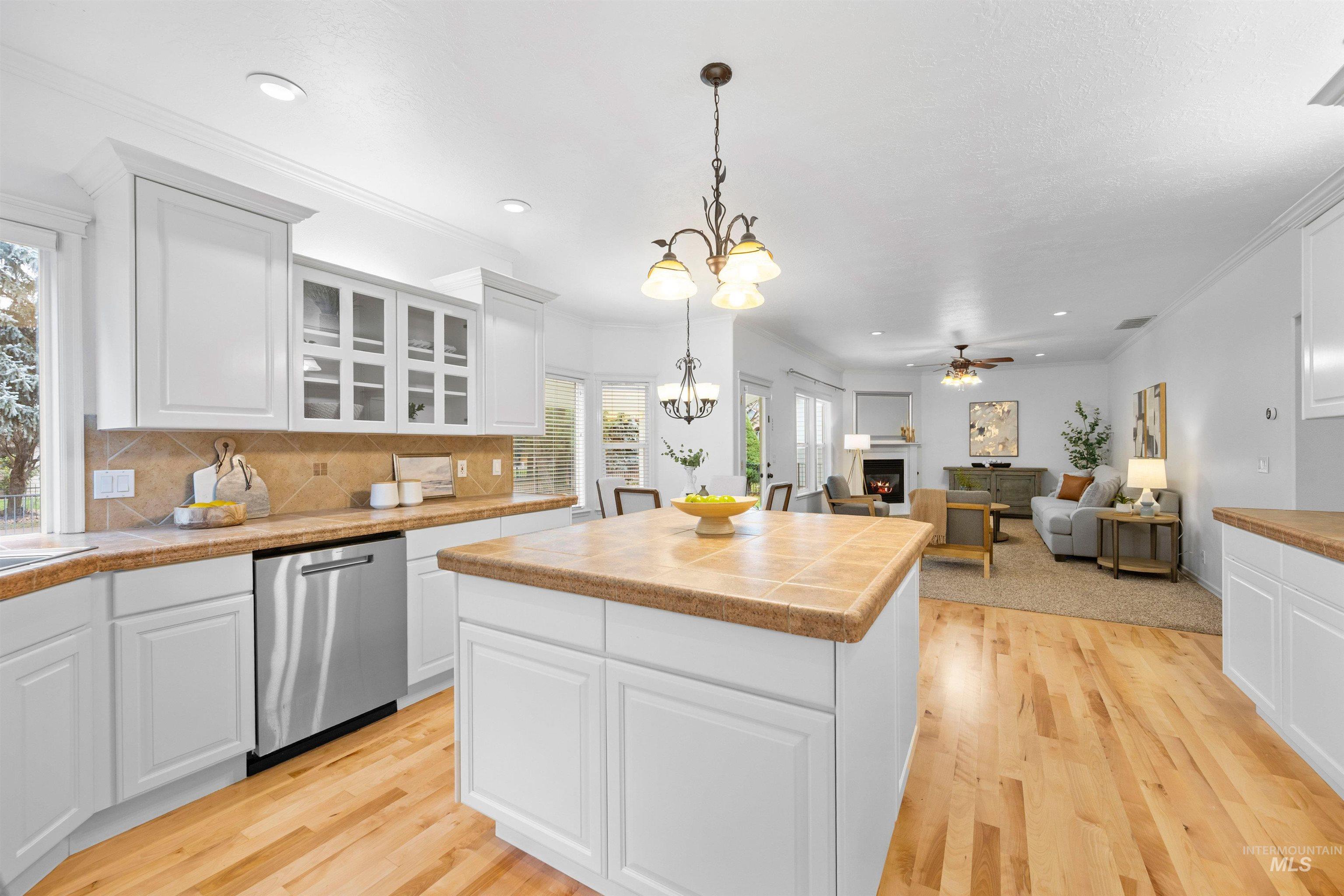 1640 S Lakemoor Way, Eagle, Idaho 83616-6360, 4 Bedrooms, 3.5 Bathrooms, Residential For Sale, Price $850,000,MLS 98969509