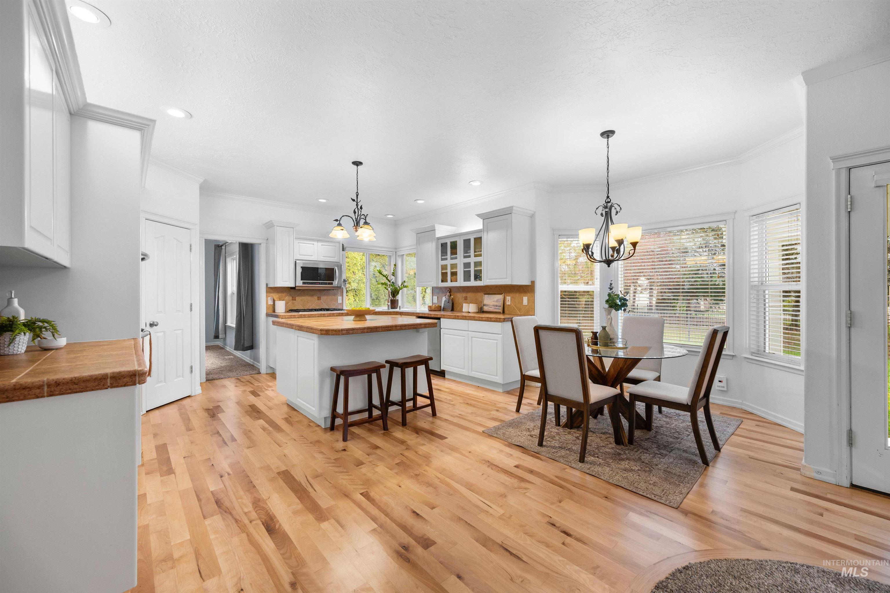 1640 S Lakemoor Way, Eagle, Idaho 83616-6360, 4 Bedrooms, 3.5 Bathrooms, Residential For Sale, Price $850,000,MLS 98969509