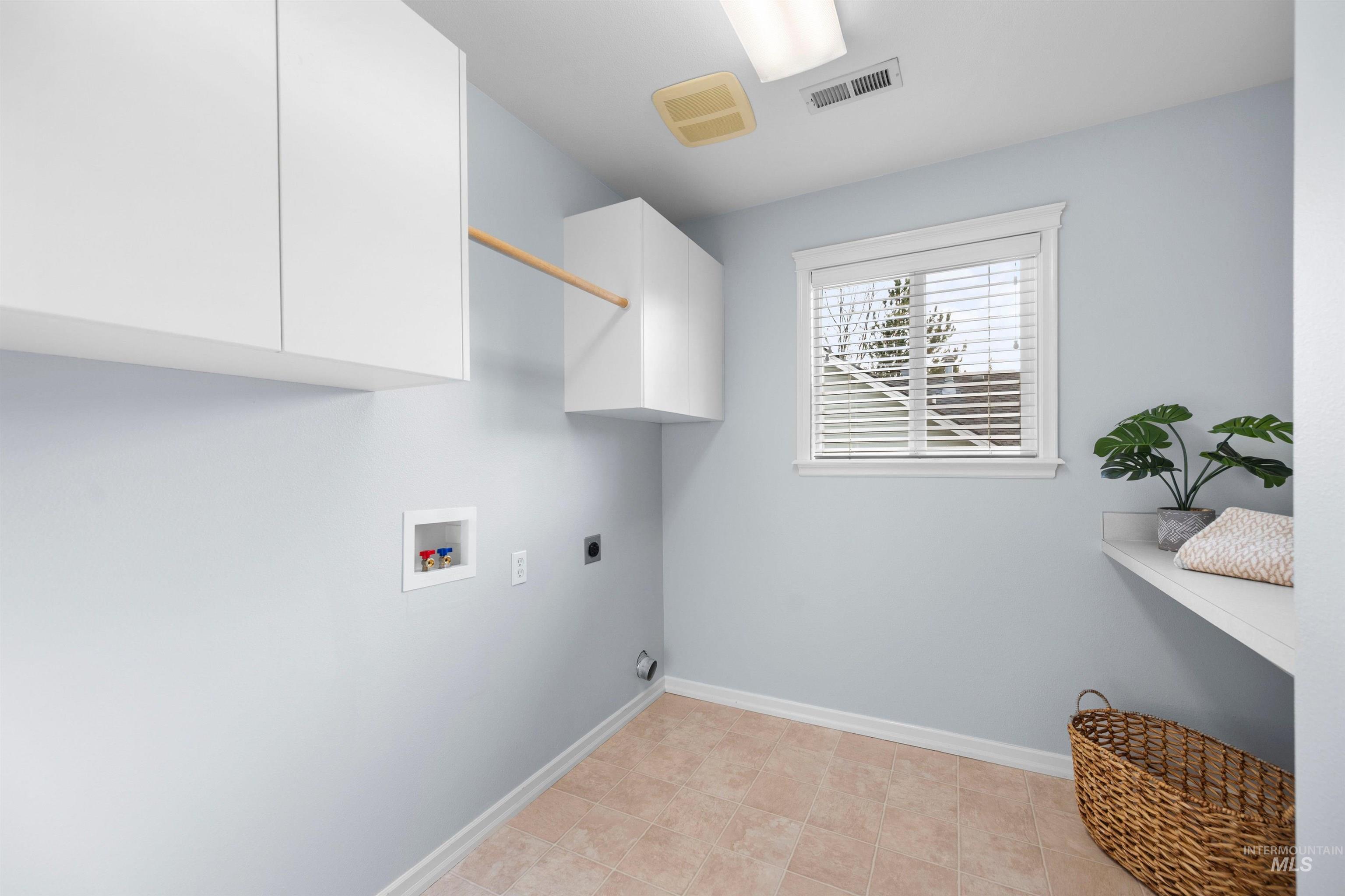 1640 S Lakemoor Way, Eagle, Idaho 83616-6360, 4 Bedrooms, 3.5 Bathrooms, Residential For Sale, Price $850,000,MLS 98969509