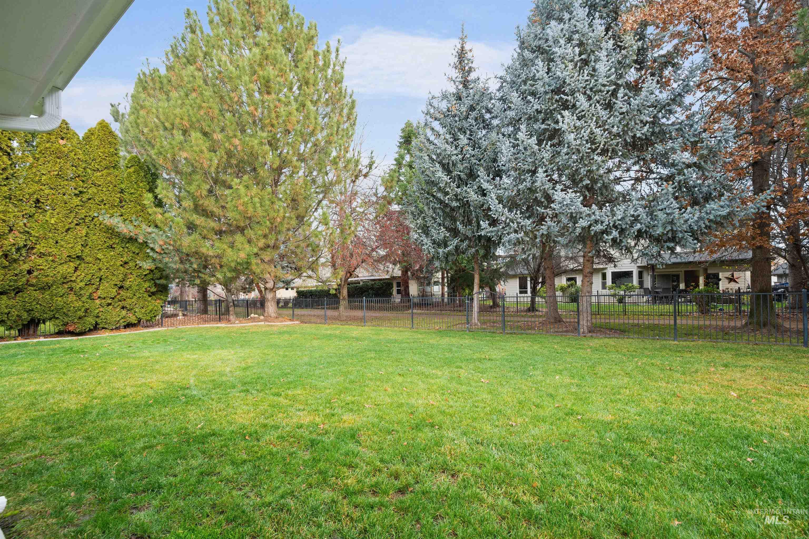 1640 S Lakemoor Way, Eagle, Idaho 83616-6360, 4 Bedrooms, 3.5 Bathrooms, Residential For Sale, Price $850,000,MLS 98969509