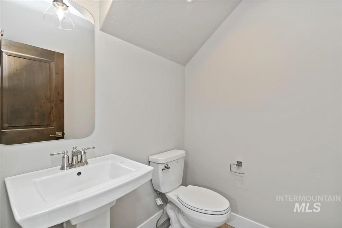 136 Jacks Loop, Donnelly, Idaho 83615, 2 Bedrooms, 2.5 Bathrooms, Residential For Sale, Price $799,900, 98969516