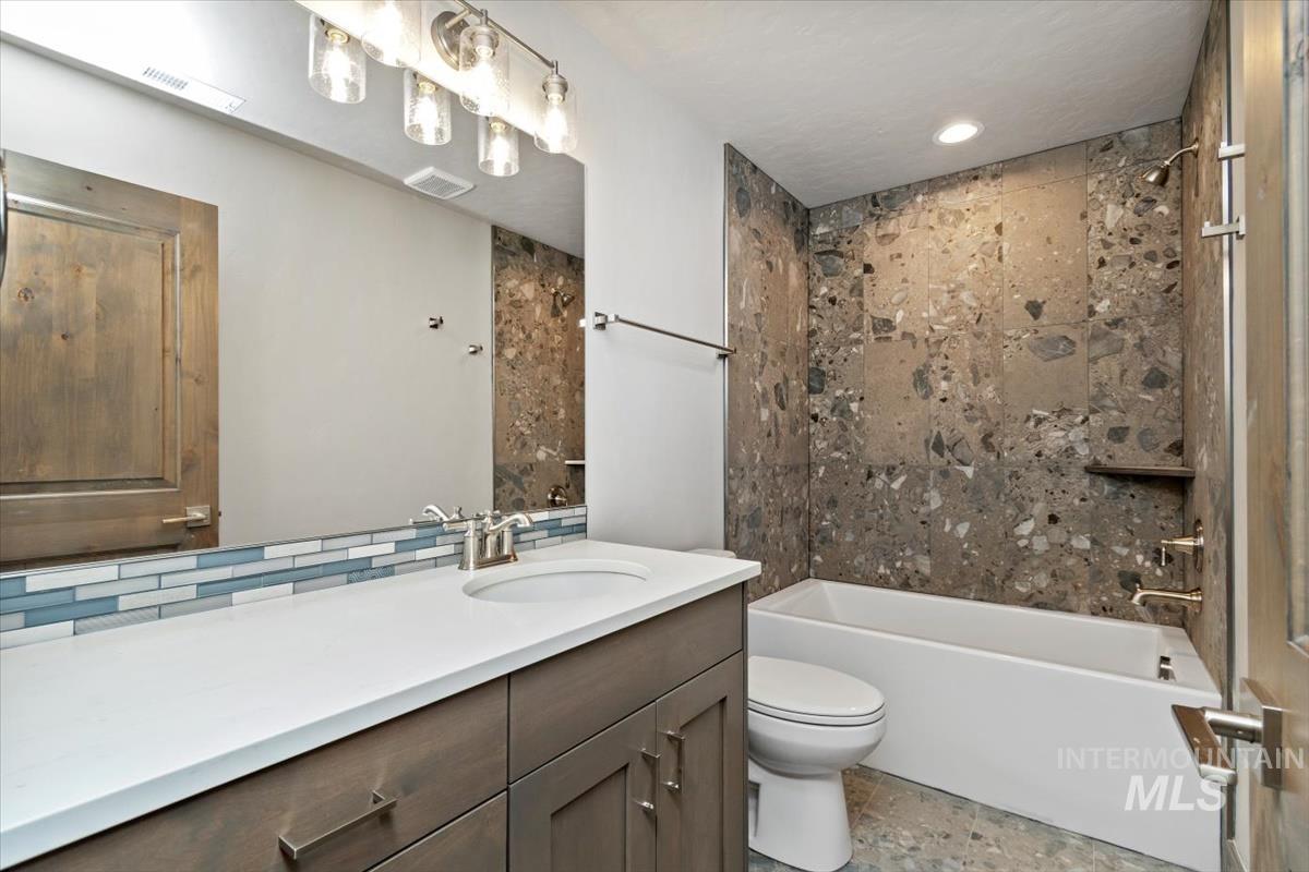 136 Jacks Loop, Donnelly, Idaho 83615, 2 Bedrooms, 2.5 Bathrooms, Residential For Sale, Price $799,900, 98969516