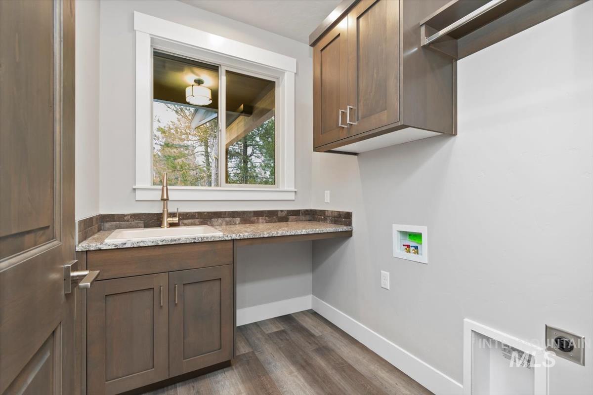 136 Jacks Loop, Donnelly, Idaho 83615, 2 Bedrooms, 2.5 Bathrooms, Residential For Sale, Price $799,900, 98969516