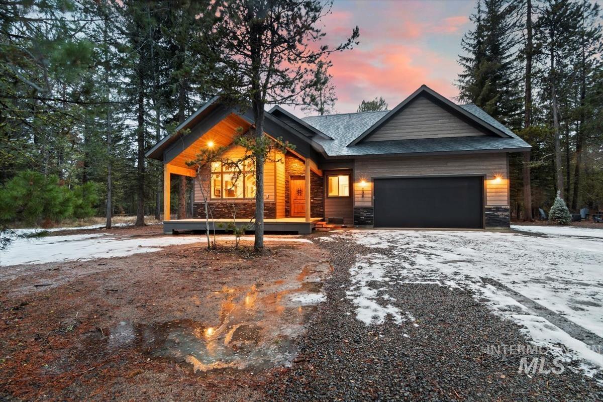 136 Jacks Loop, Donnelly, Idaho 83615, 2 Bedrooms, 2.5 Bathrooms, Residential For Sale, Price $799,900, 98969516