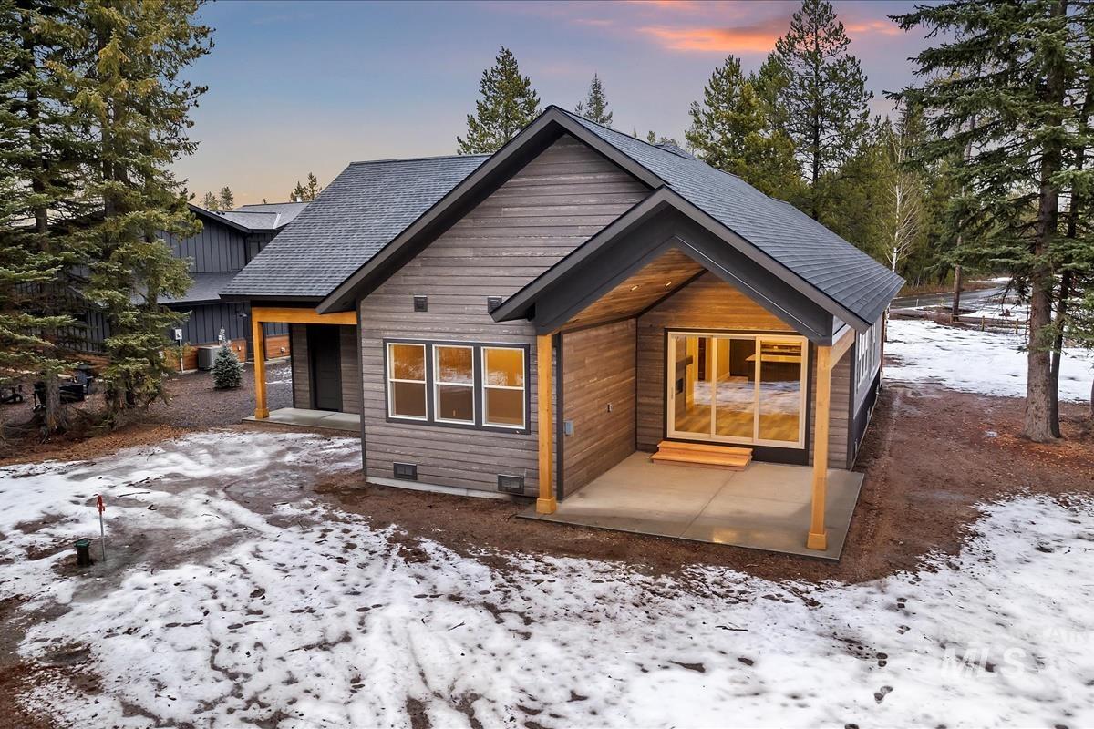 136 Jacks Loop, Donnelly, Idaho 83615, 2 Bedrooms, 2.5 Bathrooms, Residential For Sale, Price $799,900, 98969516