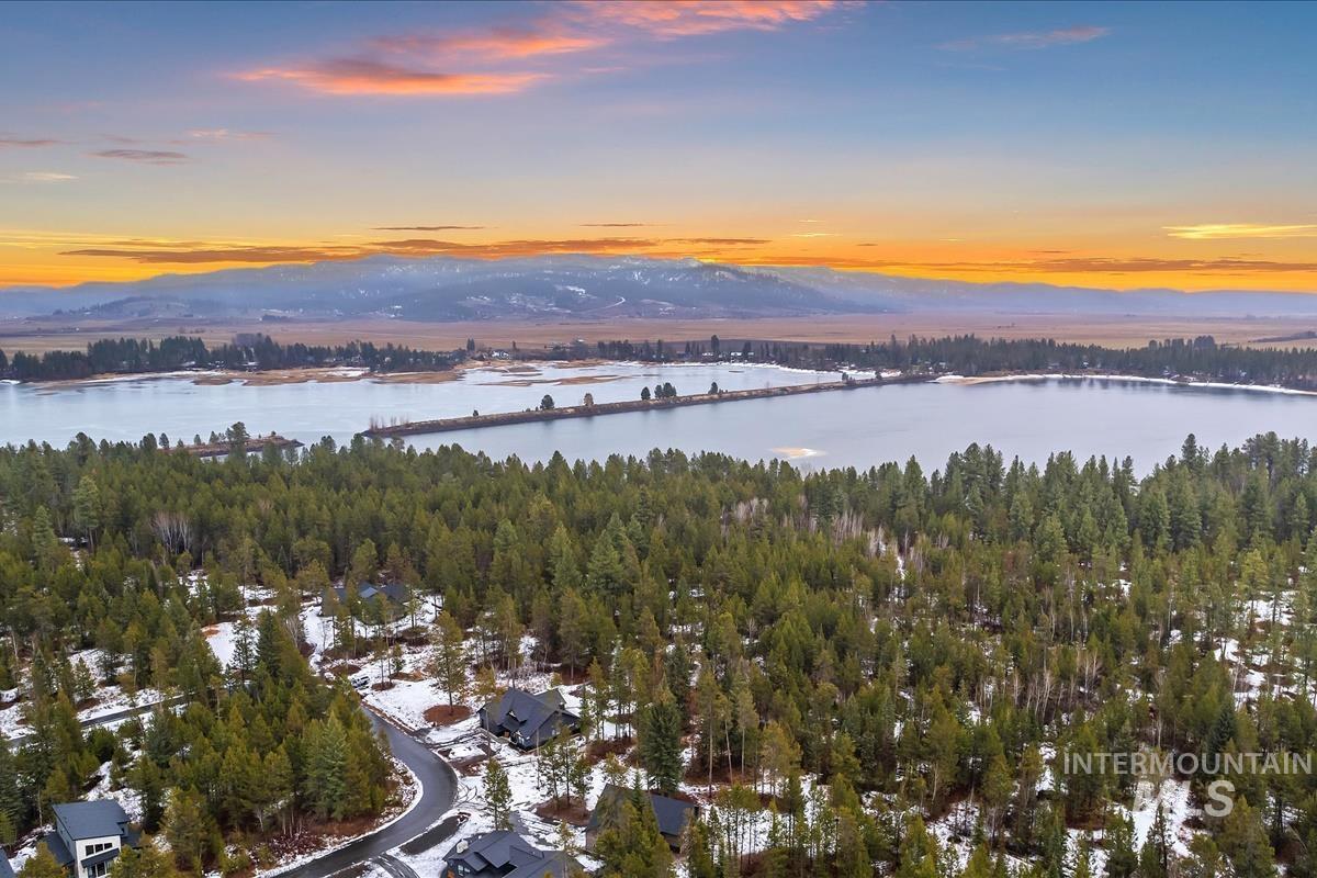 136 Jacks Loop, Donnelly, Idaho 83615, 2 Bedrooms, 2.5 Bathrooms, Residential For Sale, Price $799,900, 98969516