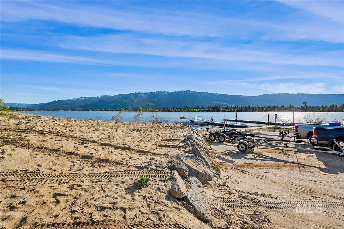 136 Jacks Loop, Donnelly, Idaho 83615, 2 Bedrooms, 2.5 Bathrooms, Residential For Sale, Price $799,900, 98969516