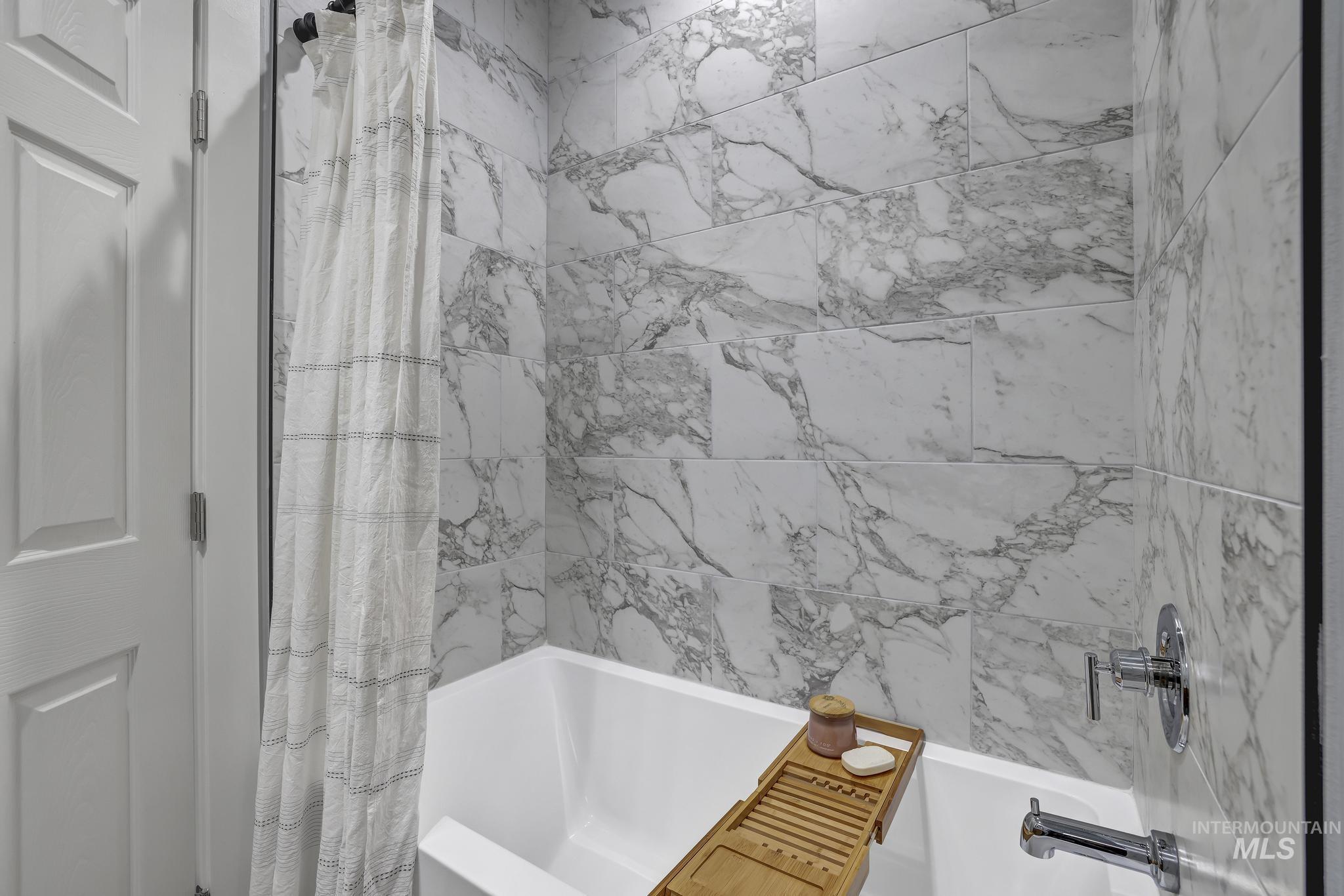 811 4th Avenue West, Twin Falls, Idaho 83301, 3 Bedrooms, 2 Bathrooms, Residential For Sale, Price $360,000,MLS 98969519