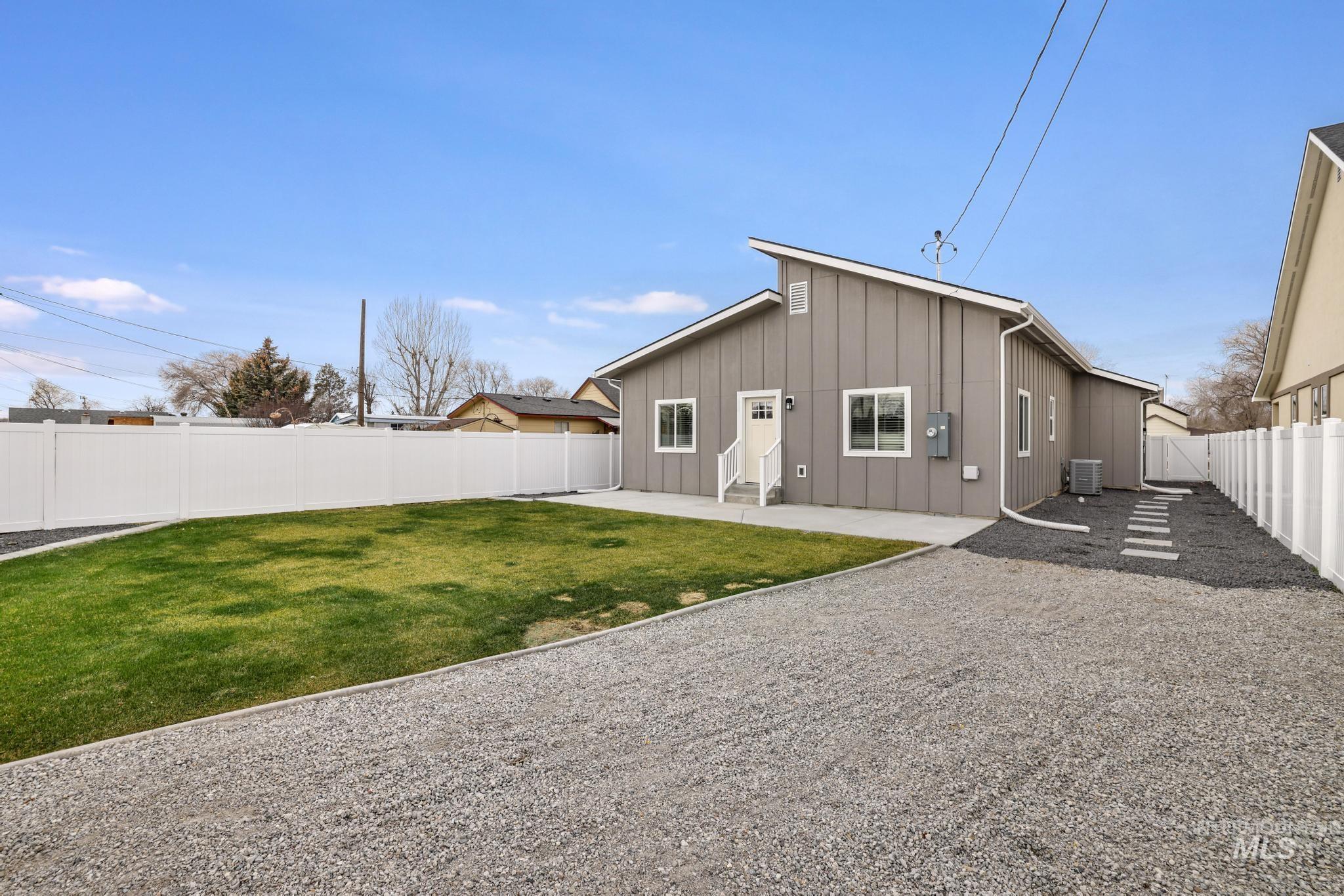 811 4th Avenue West, Twin Falls, Idaho 83301, 3 Bedrooms, 2 Bathrooms, Residential For Sale, Price $360,000,MLS 98969519
