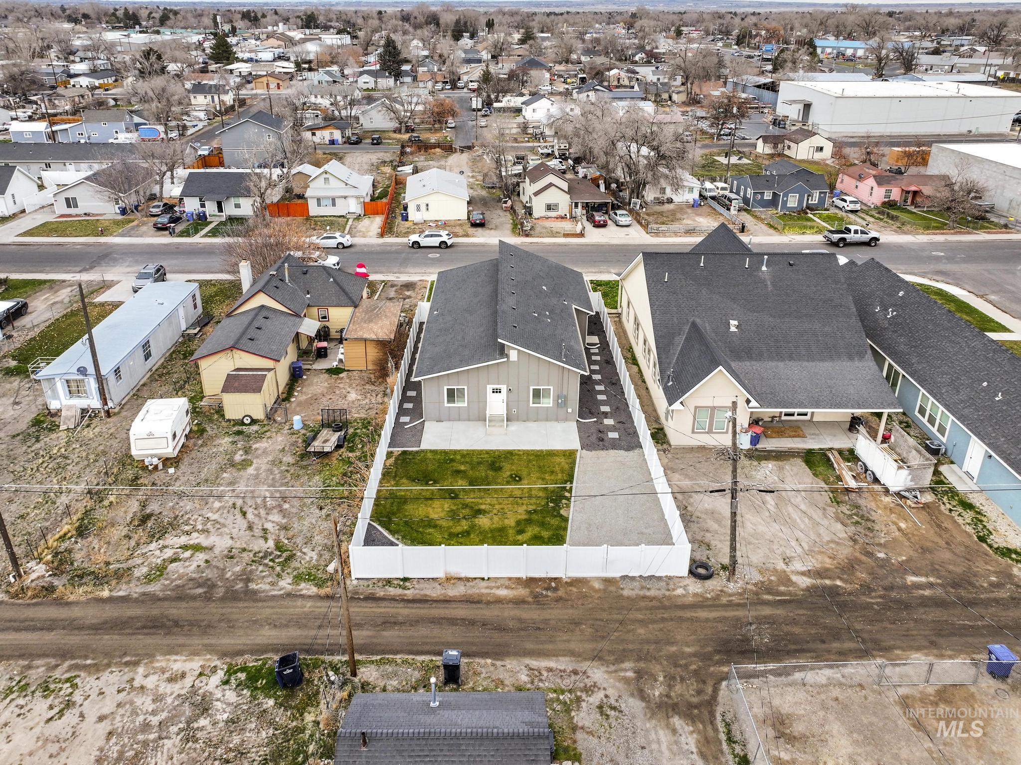 811 4th Avenue West, Twin Falls, Idaho 83301, 3 Bedrooms, 2 Bathrooms, Residential For Sale, Price $360,000,MLS 98969519