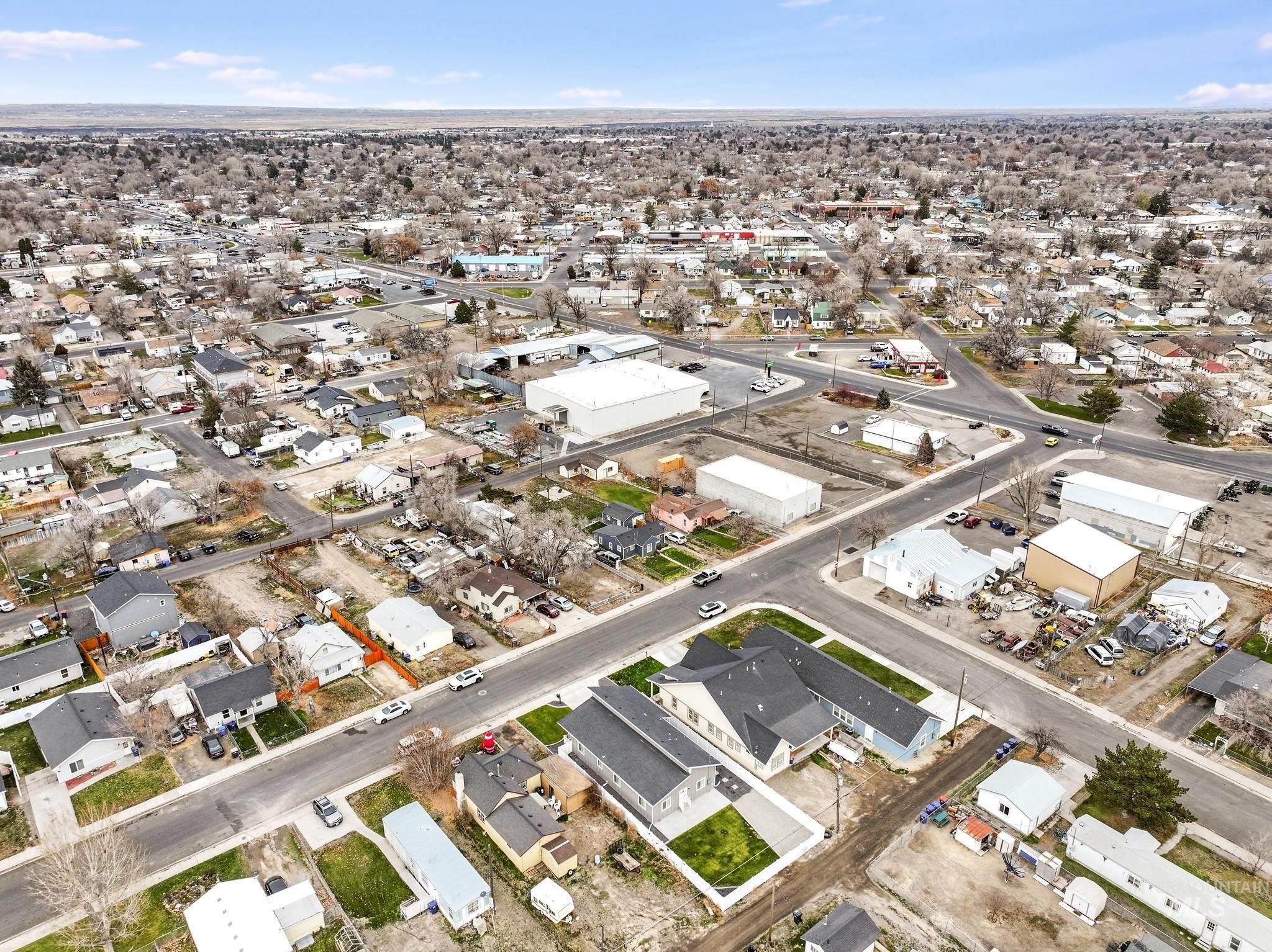 811 4th Avenue West, Twin Falls, Idaho 83301, 3 Bedrooms, 2 Bathrooms, Residential For Sale, Price $360,000,MLS 98969519