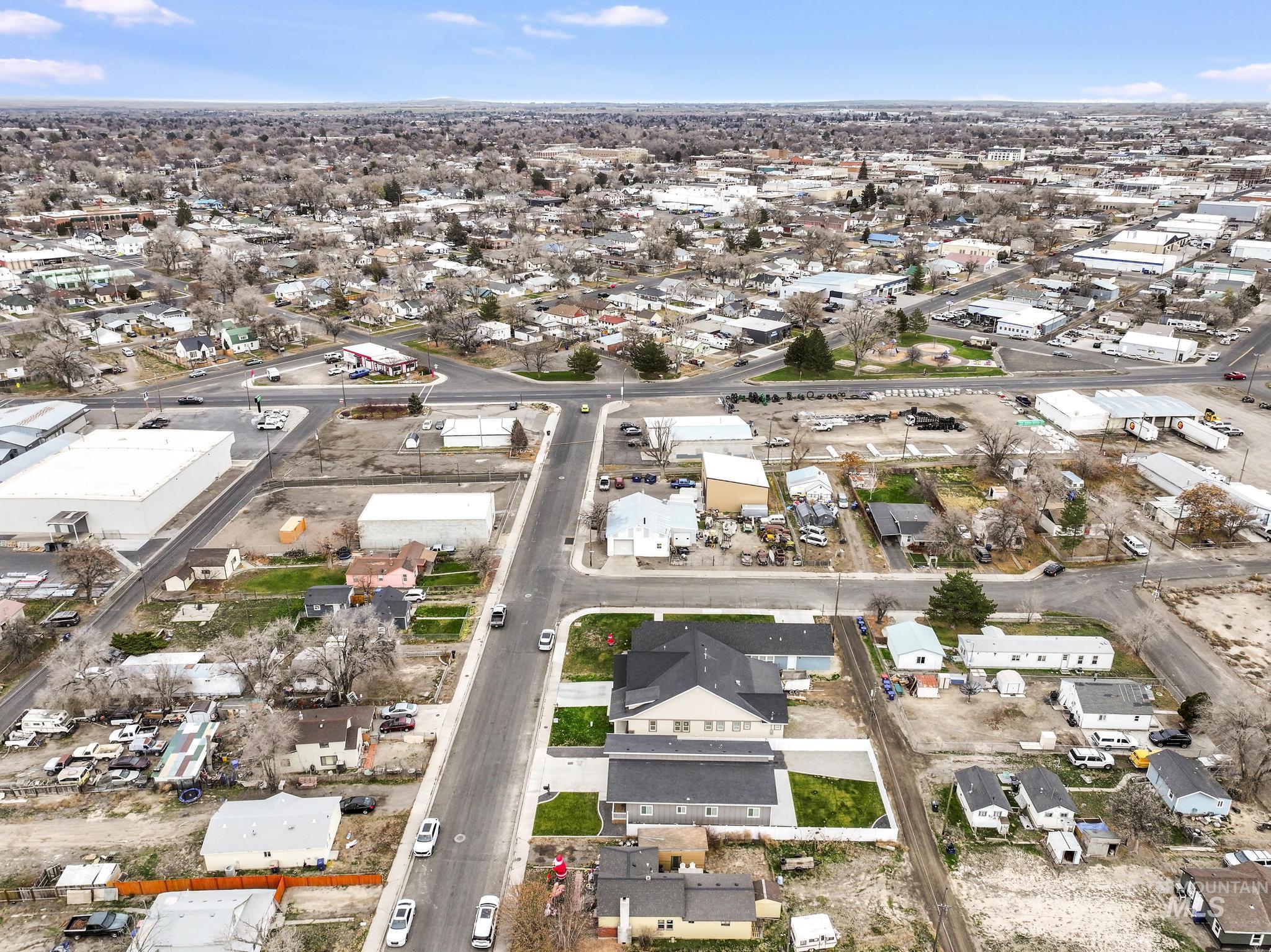 811 4th Avenue West, Twin Falls, Idaho 83301, 3 Bedrooms, 2 Bathrooms, Residential For Sale, Price $360,000,MLS 98969519