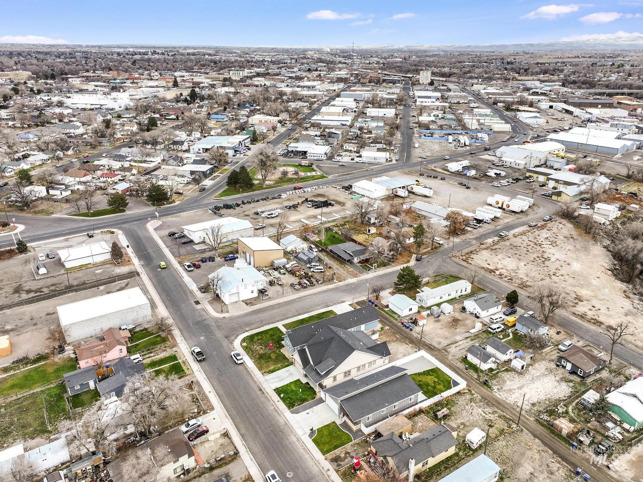 811 4th Avenue West, Twin Falls, Idaho 83301, 3 Bedrooms, 2 Bathrooms, Residential For Sale, Price $360,000,MLS 98969519