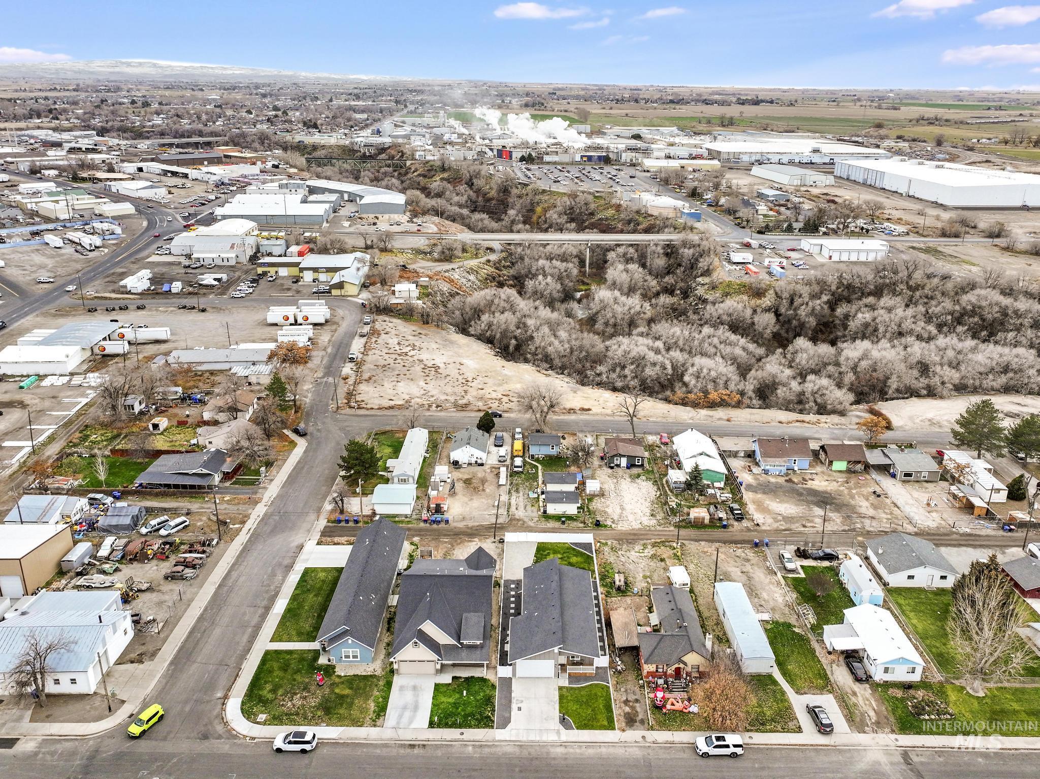 811 4th Avenue West, Twin Falls, Idaho 83301, 3 Bedrooms, 2 Bathrooms, Residential For Sale, Price $360,000,MLS 98969519