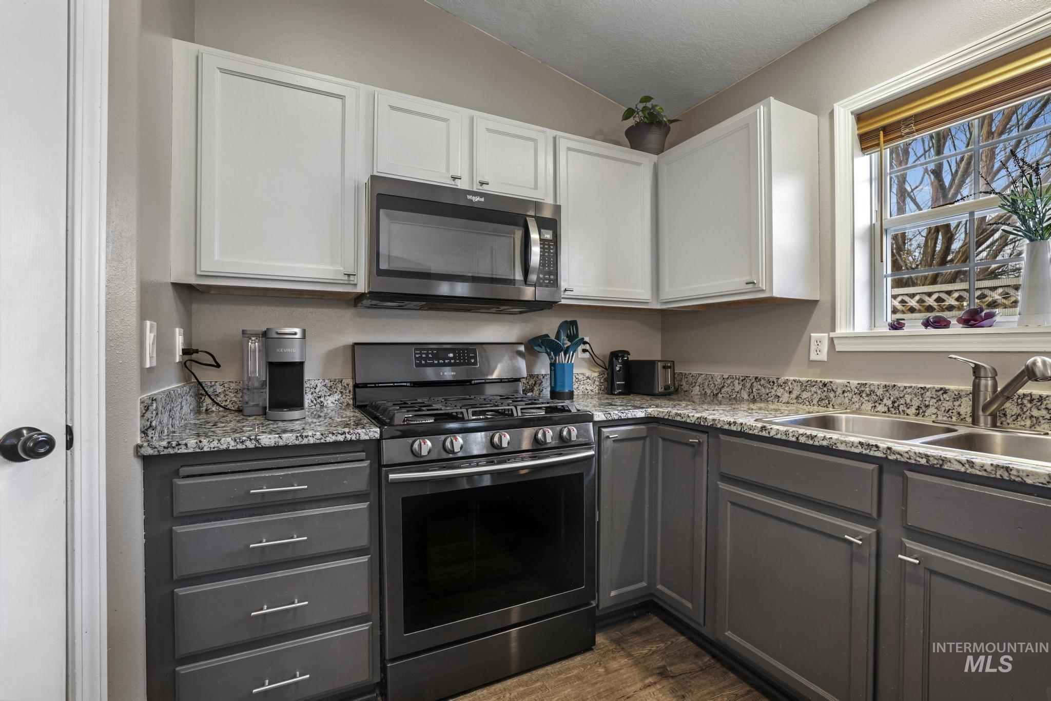 321 Cedarpark Cir, Twin Falls, Idaho 83301, 4 Bedrooms, 3 Bathrooms, Residential For Sale, Price $429,000,MLS 98969542