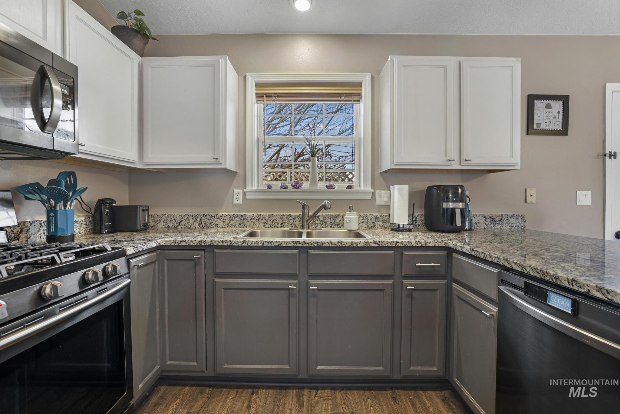 321 Cedarpark Cir, Twin Falls, Idaho 83301, 4 Bedrooms, 3 Bathrooms, Residential For Sale, Price $429,000,MLS 98969542